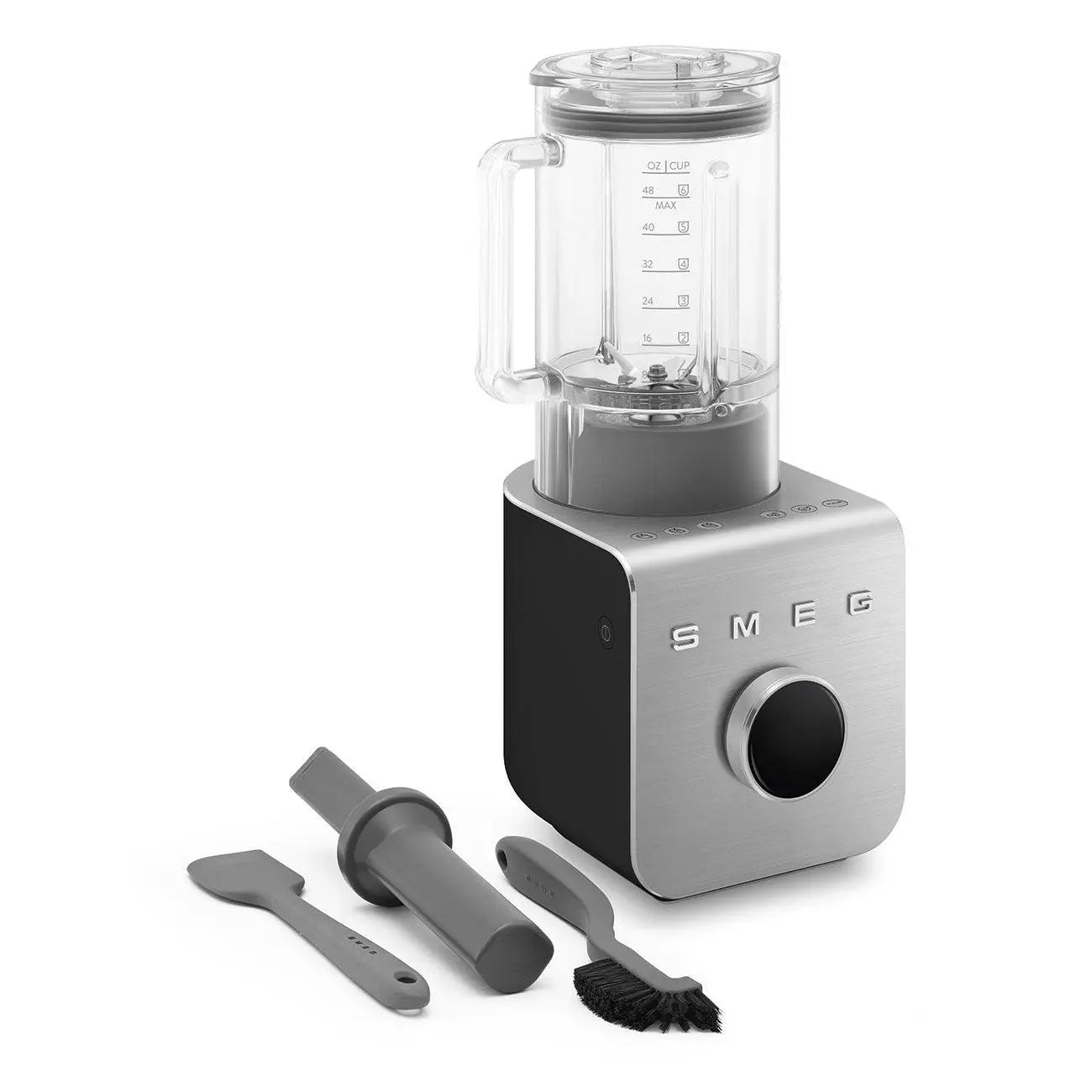 Silberner und schwarzer Mixer mit Zubehör.