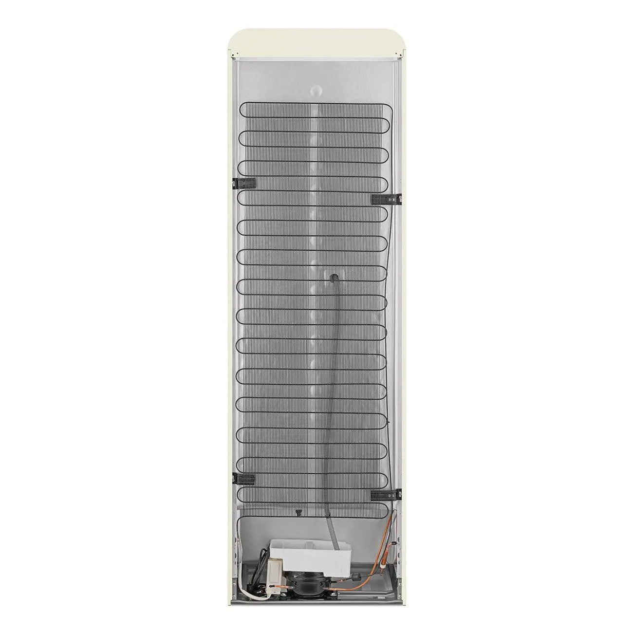 La parte trasera de un refrigerador blanco que muestra las bobinas de enfriamiento y el compresor.
