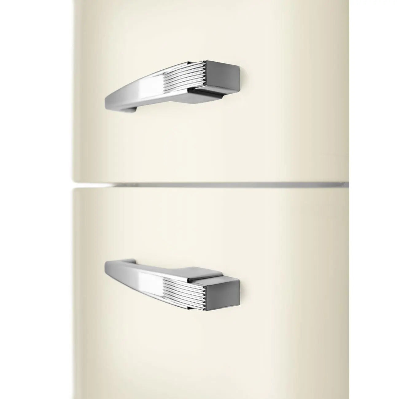 Primer plano de los tiradores de la puerta de un refrigerador SMEG blanco.