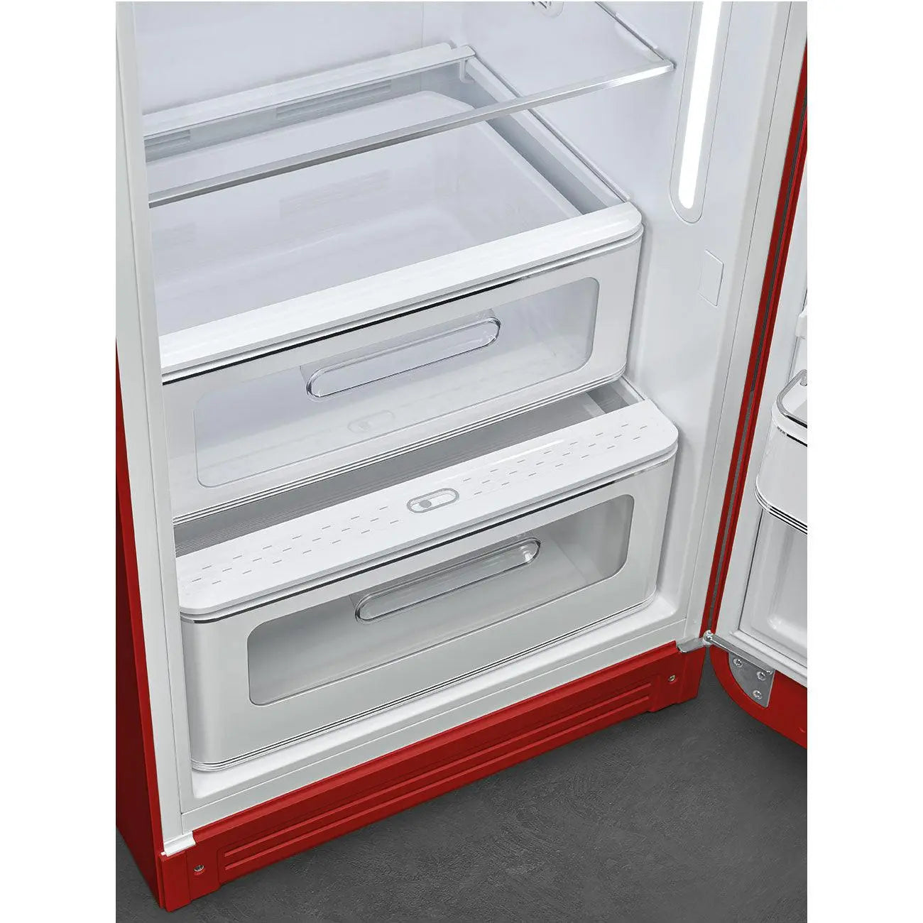 Frigorifero rosso aperto con cassetti trasparenti. Interno bianco, porta rossa. Cassetti trasparenti.
