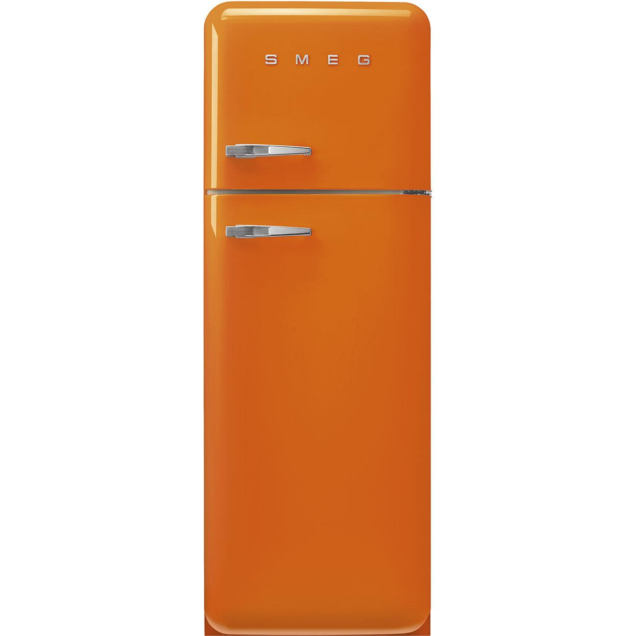 Refrigerador naranja de estilo retro con manijas plateadas, sobre fondo blanco.