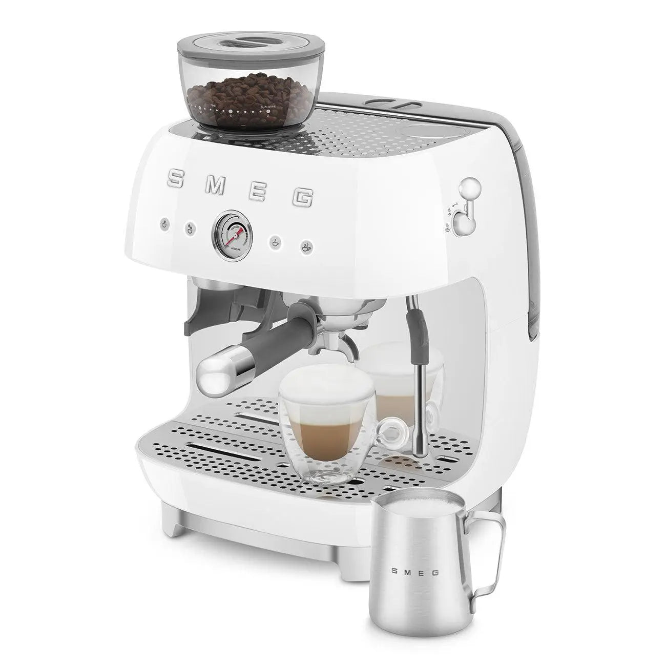 Witte Smeg espressomachine, met een koffiemolen, twee glazen kopjes koffie en een melkkan.