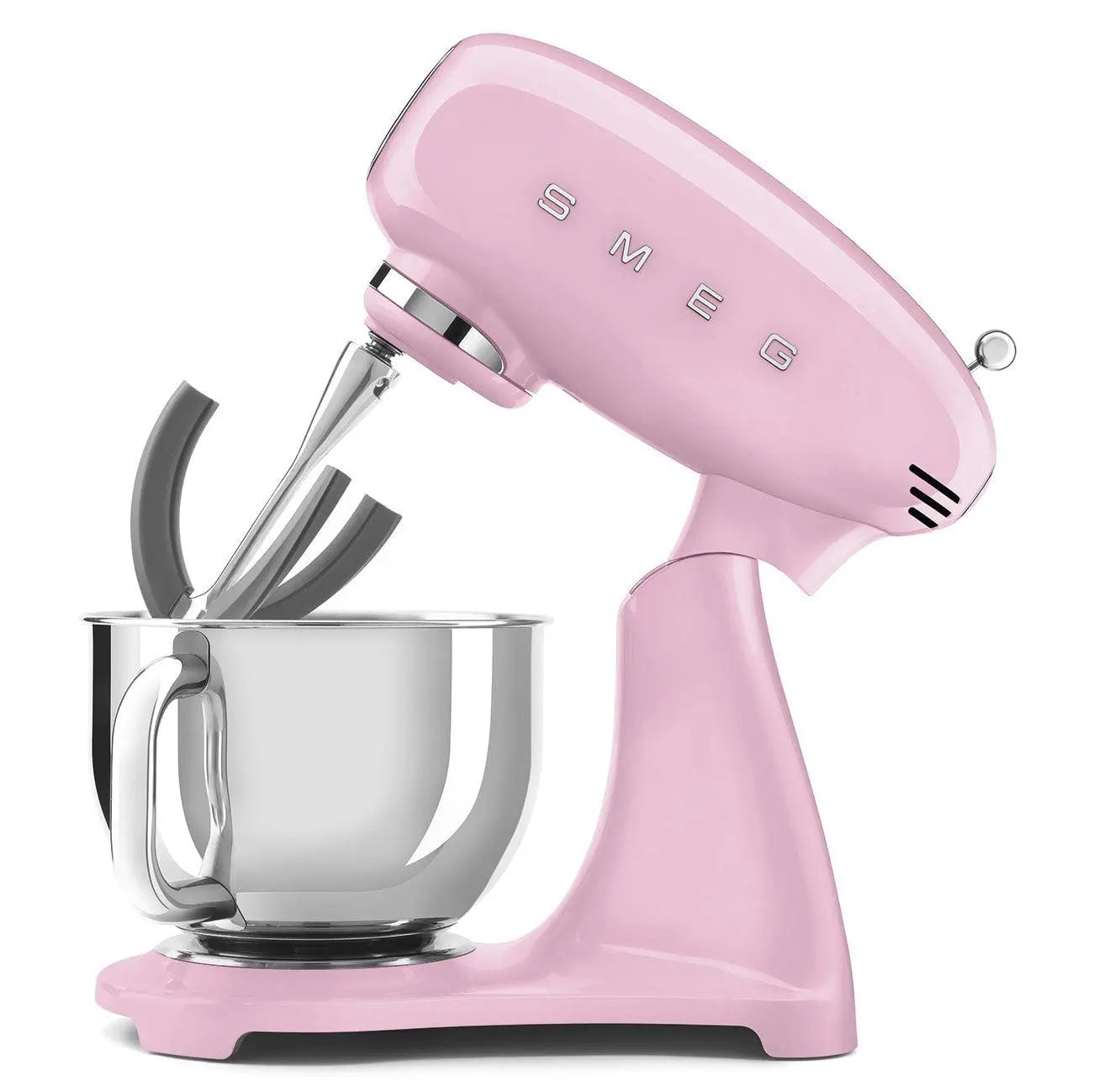 Beyaz arka plan üzerinde pembe bir SMEG stand mikseri. Mikserin gümüş bir kabı ve aparatları var.
