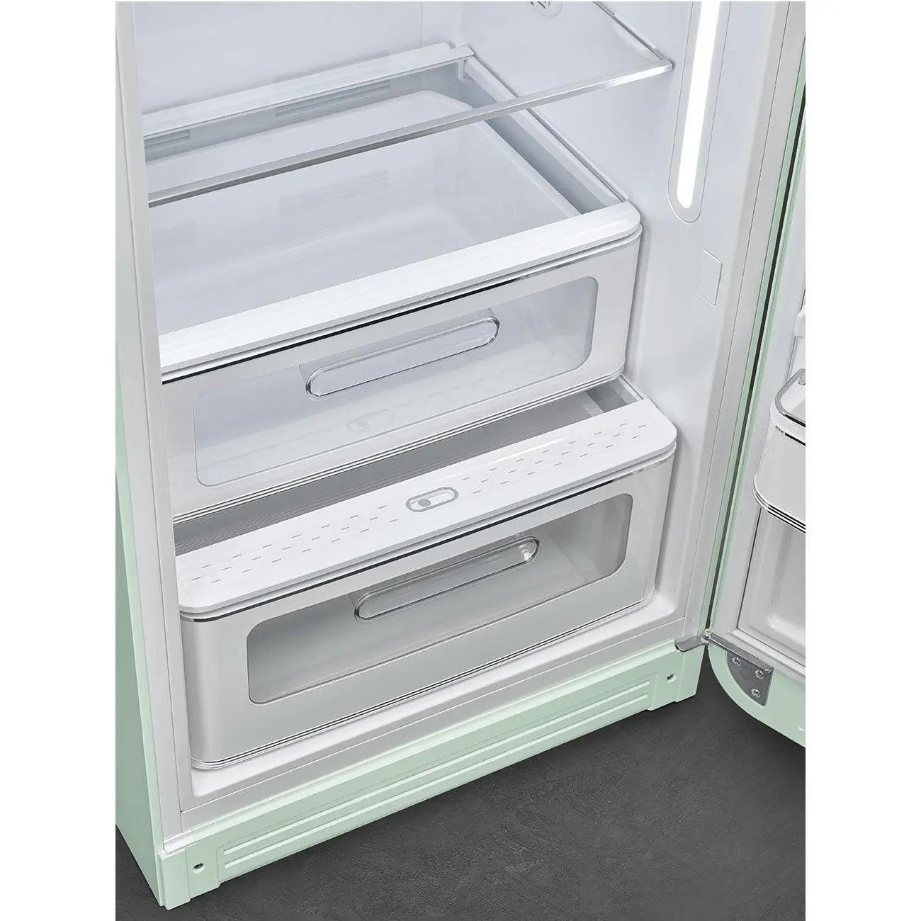 Interior de refrigerador. Cajones transparentes. Interior blanco. Ribete verde menta. Puerta abierta.
