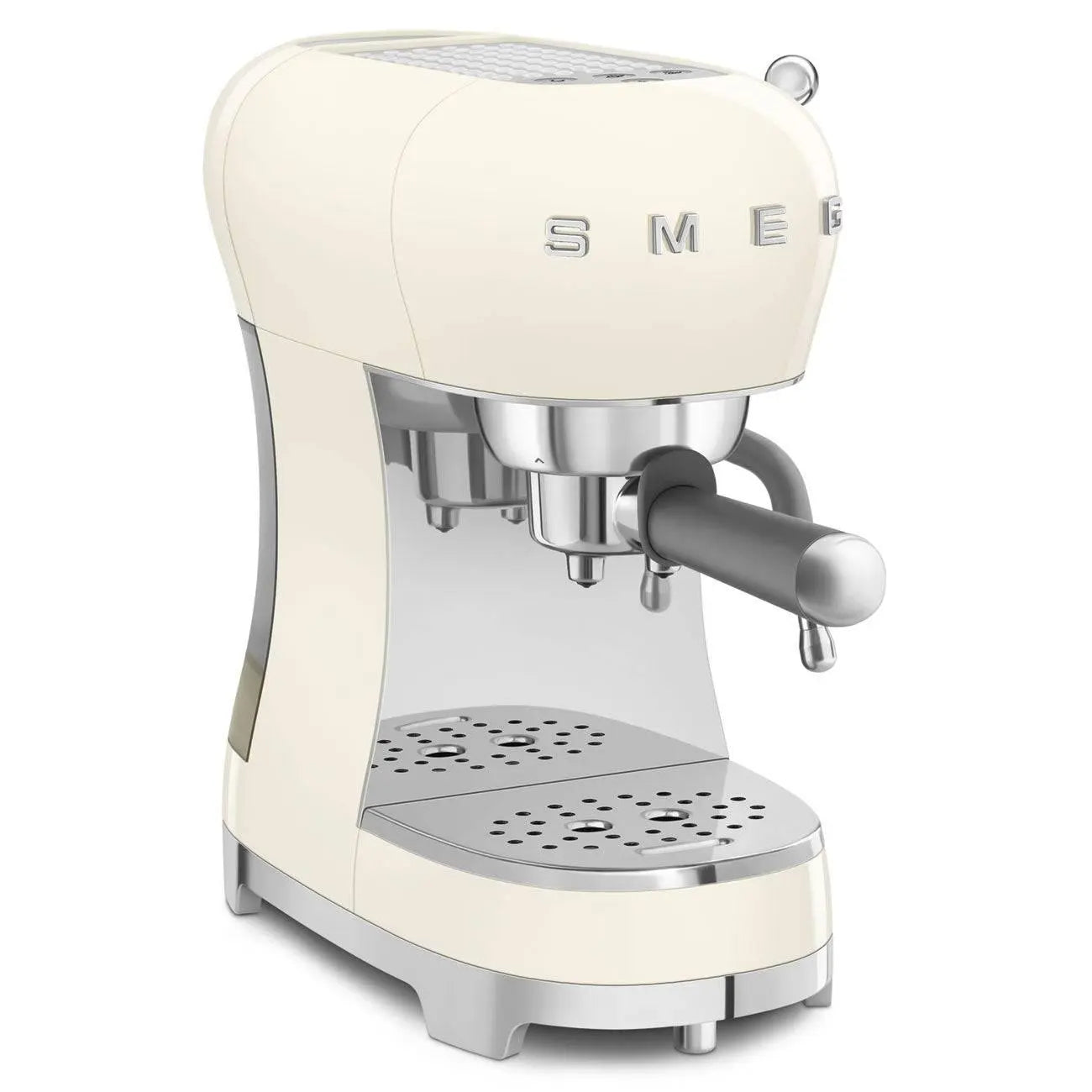 Krem rengi espresso makinesi. Gümüş detaylar. Beyaz zemin. Smeg markası.