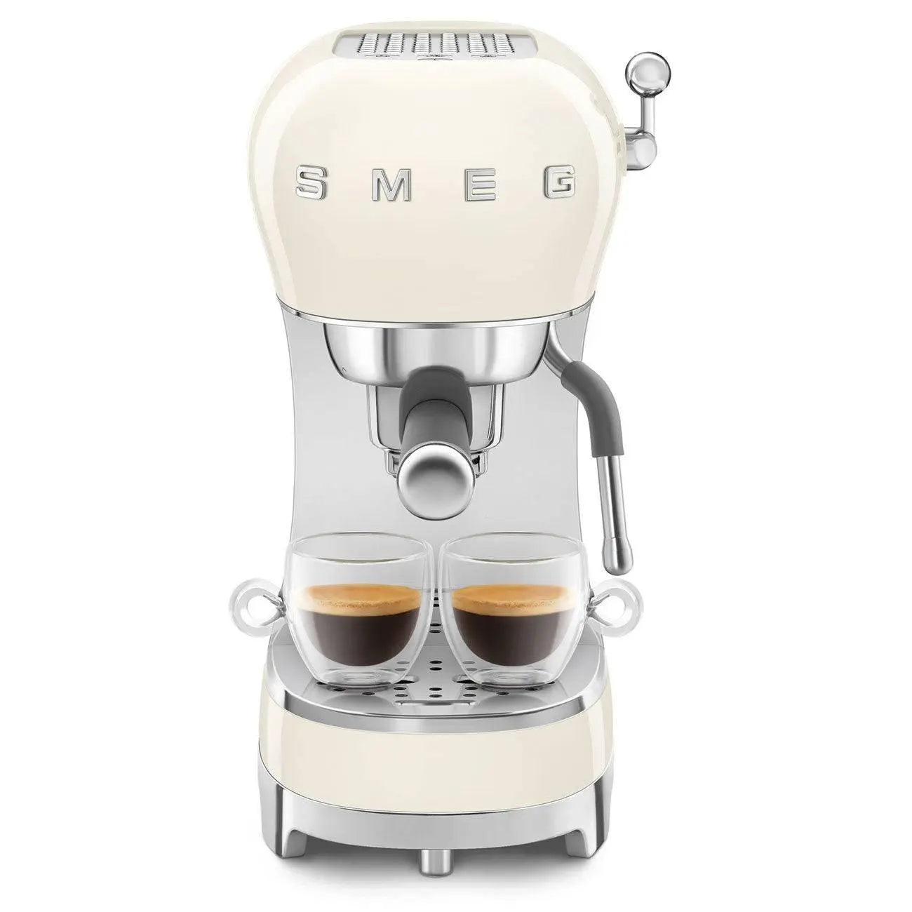 İki fincan kahve ile krem rengi bir SMEG espresso makinesi.