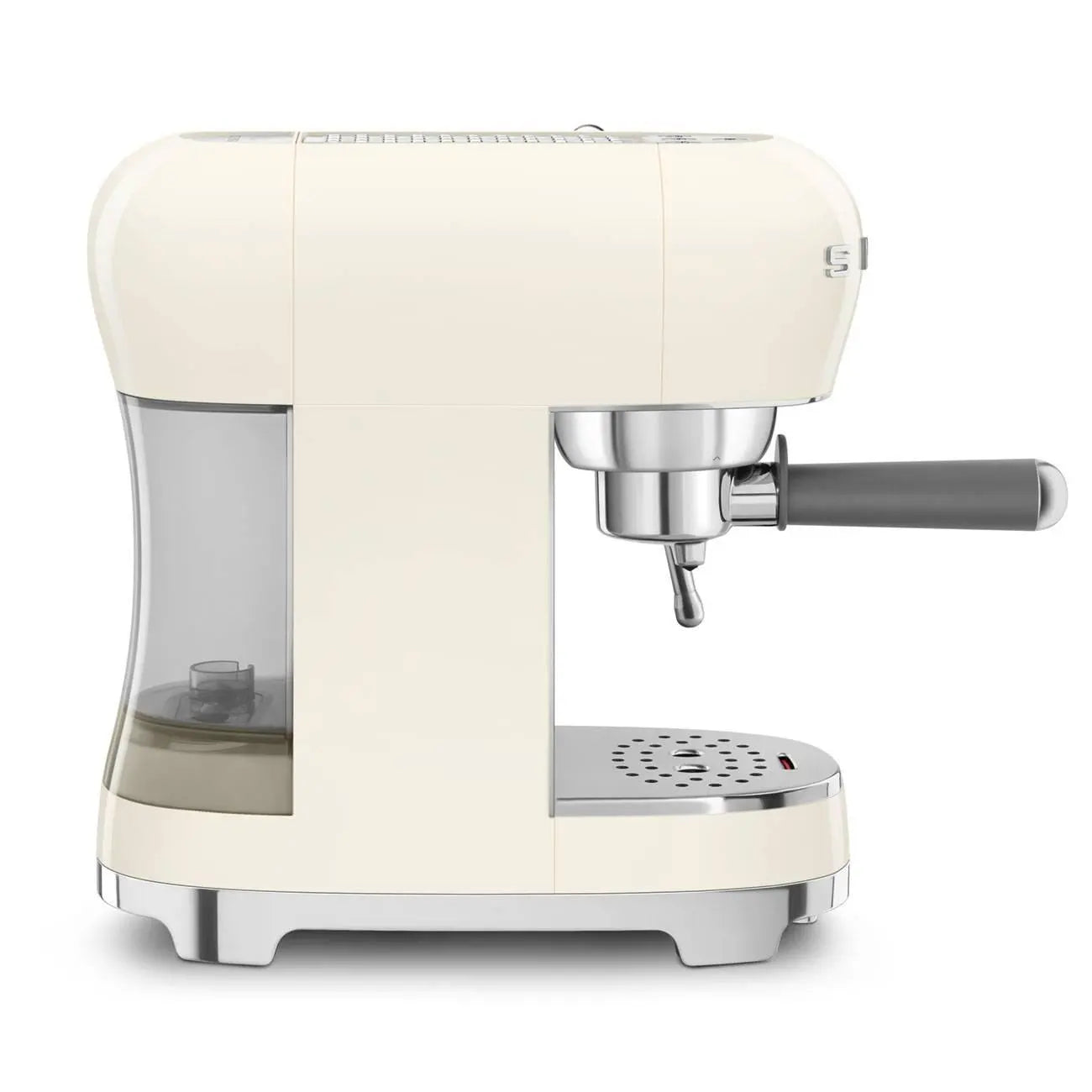Kırık beyaz Smeg espresso makinesi. Yanında bir su deposu ve bir portafiltre var.
