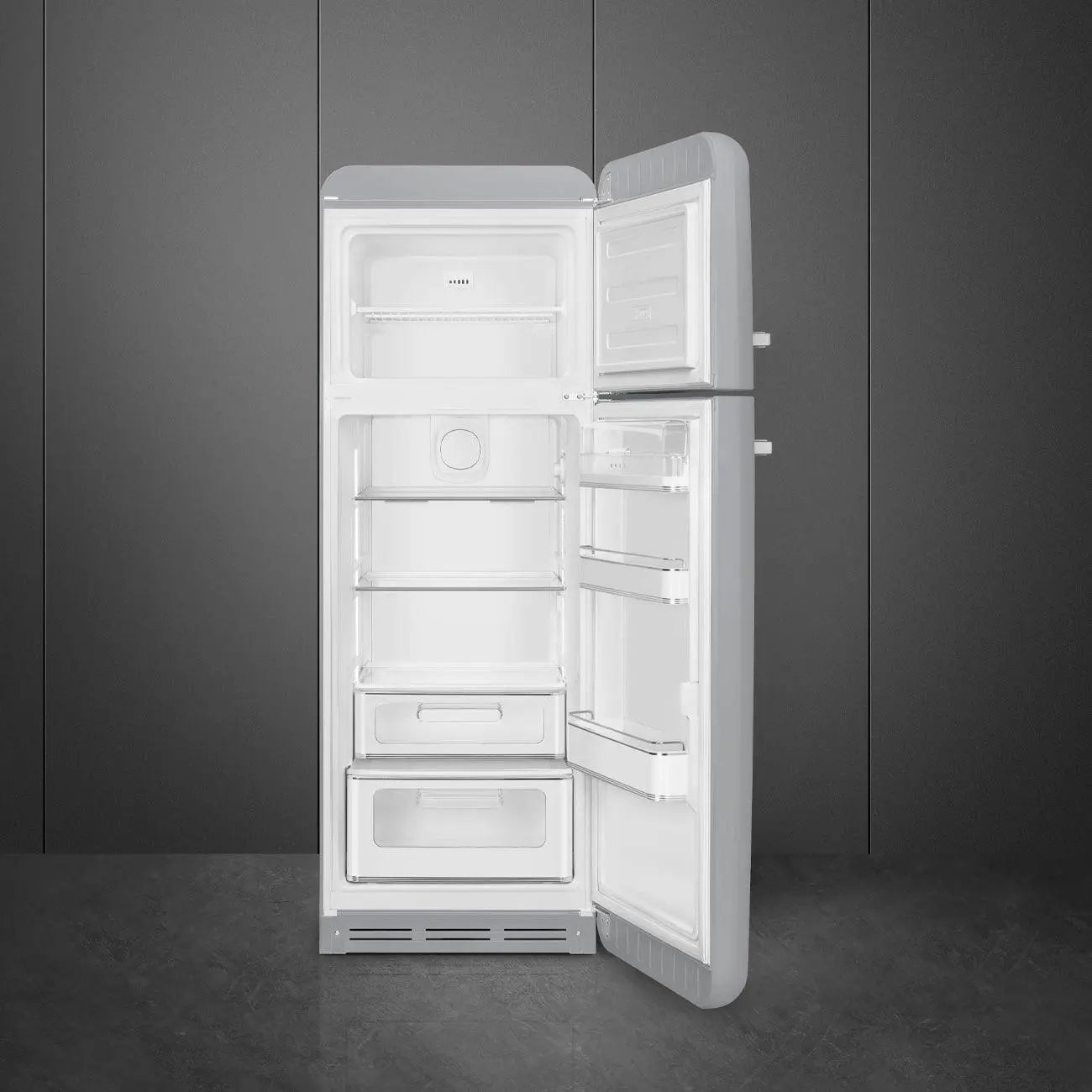 Un refrigerador Smeg gris, abierto, con estantes y cajones. Interior blanco.