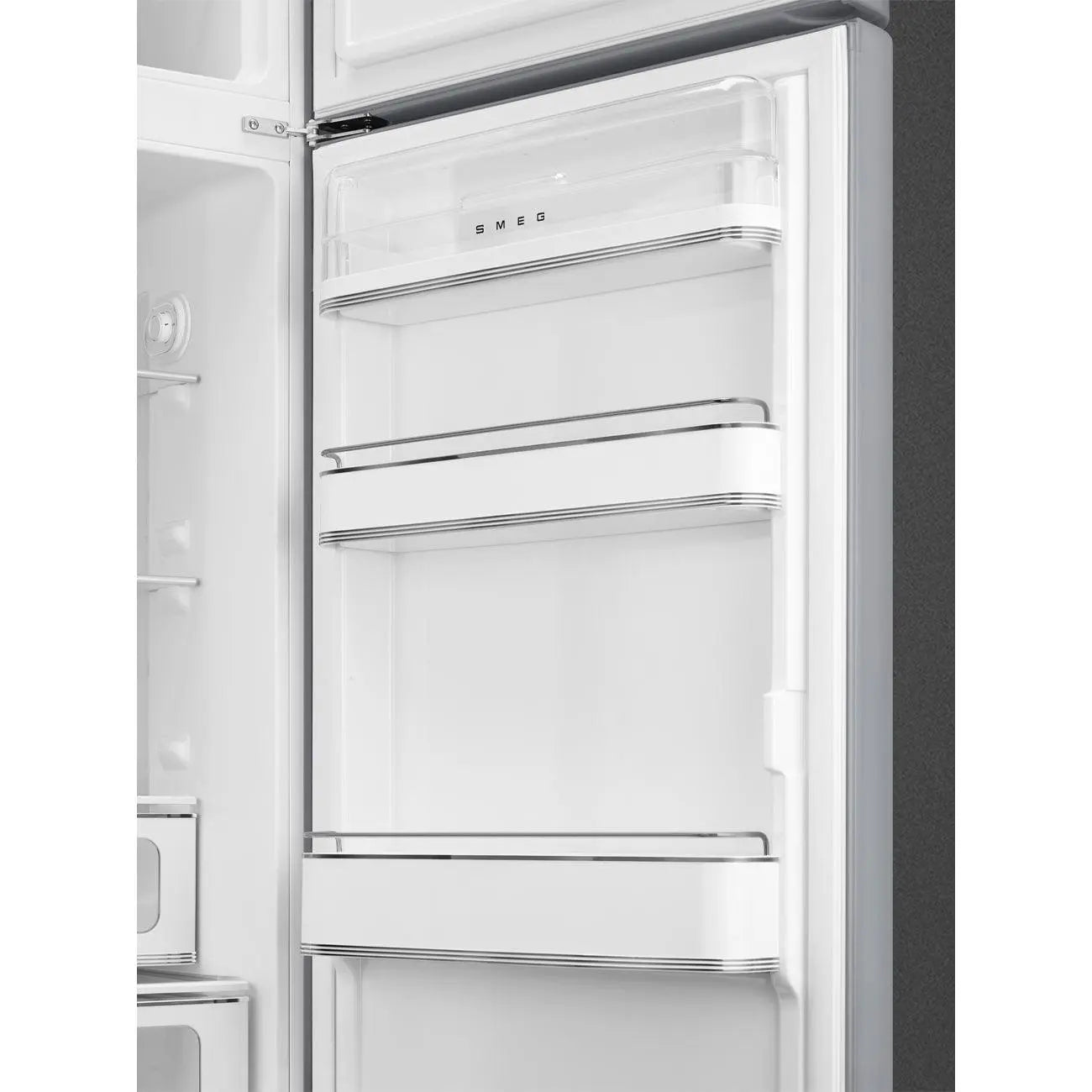 Interior de refrigerador abierto con estantes, la marca 'SMEG' es visible.
