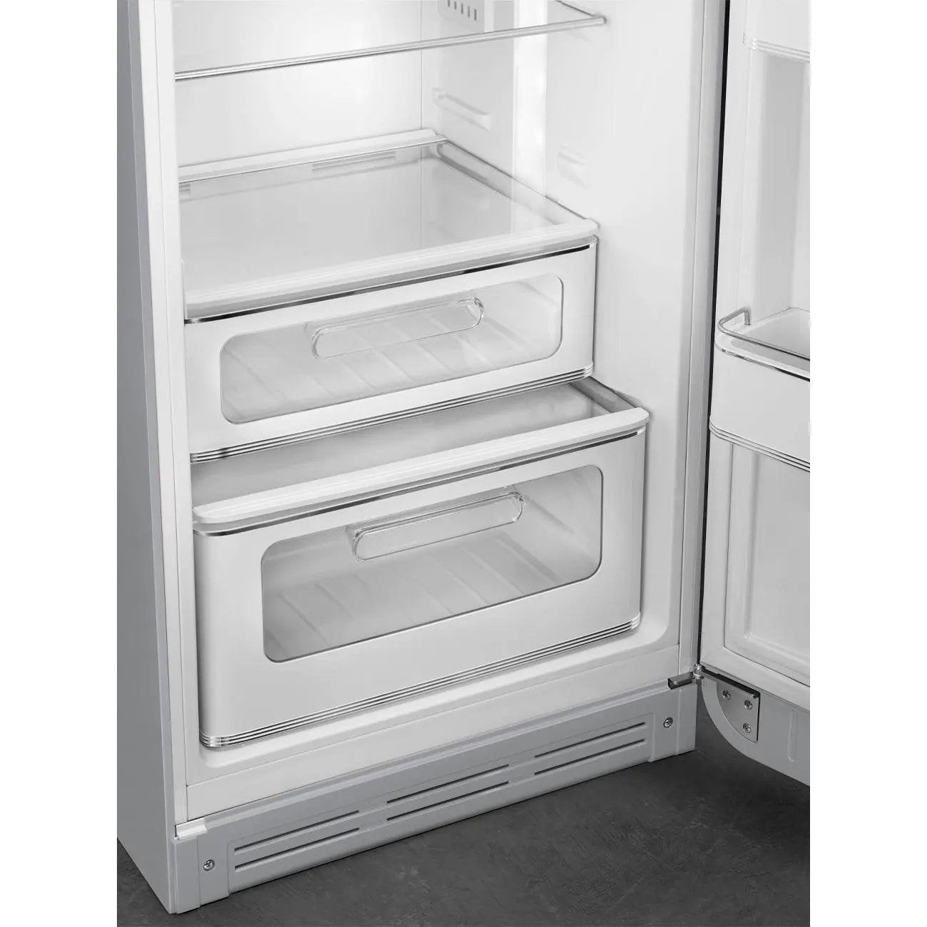 Un refrigerador blanco abierto con dos cajones transparentes, mostrando su interior.