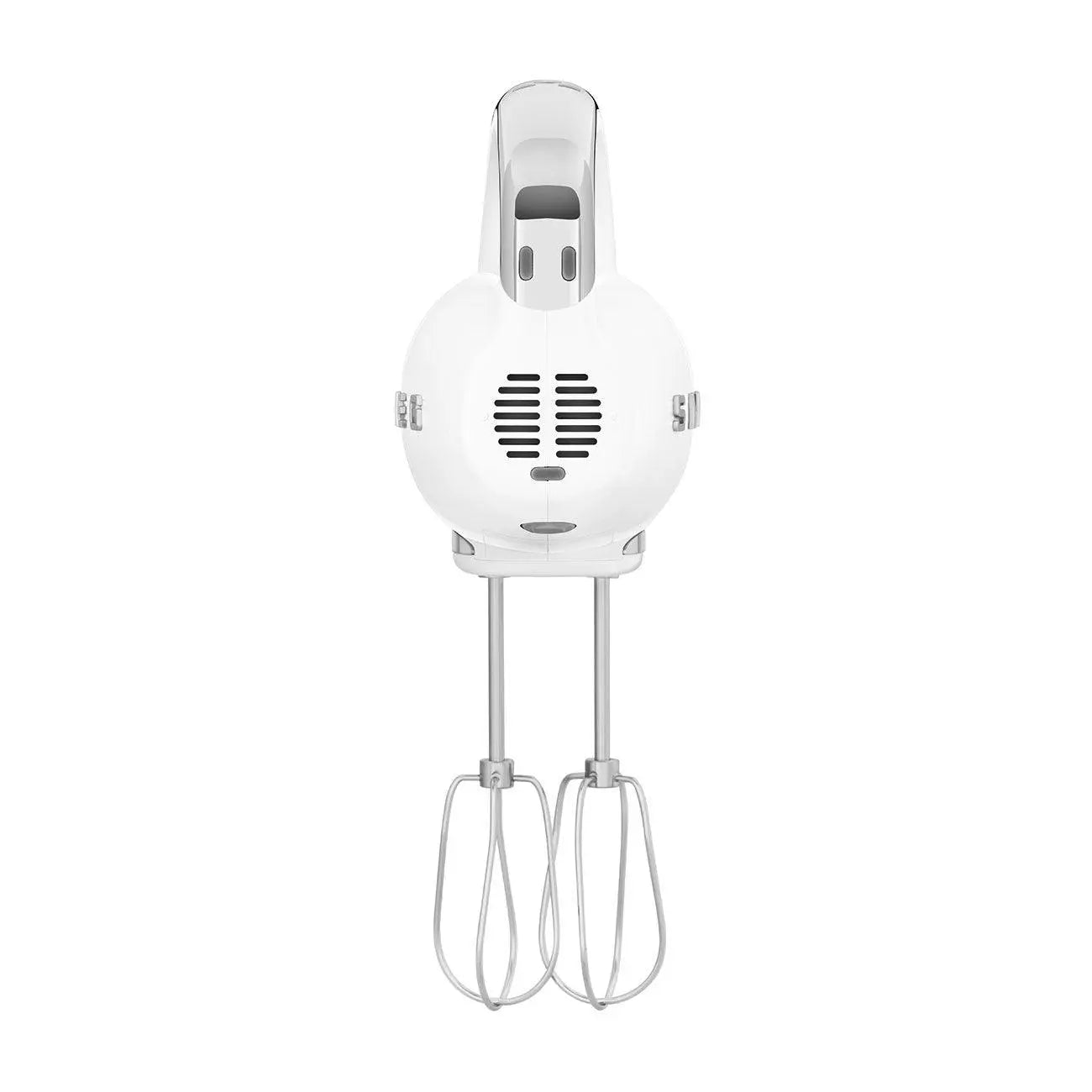 Weißer Handmixer mit zwei silbernen Rührbesen. Der Mixer hat einen Griff und Lüftungsschlitze.