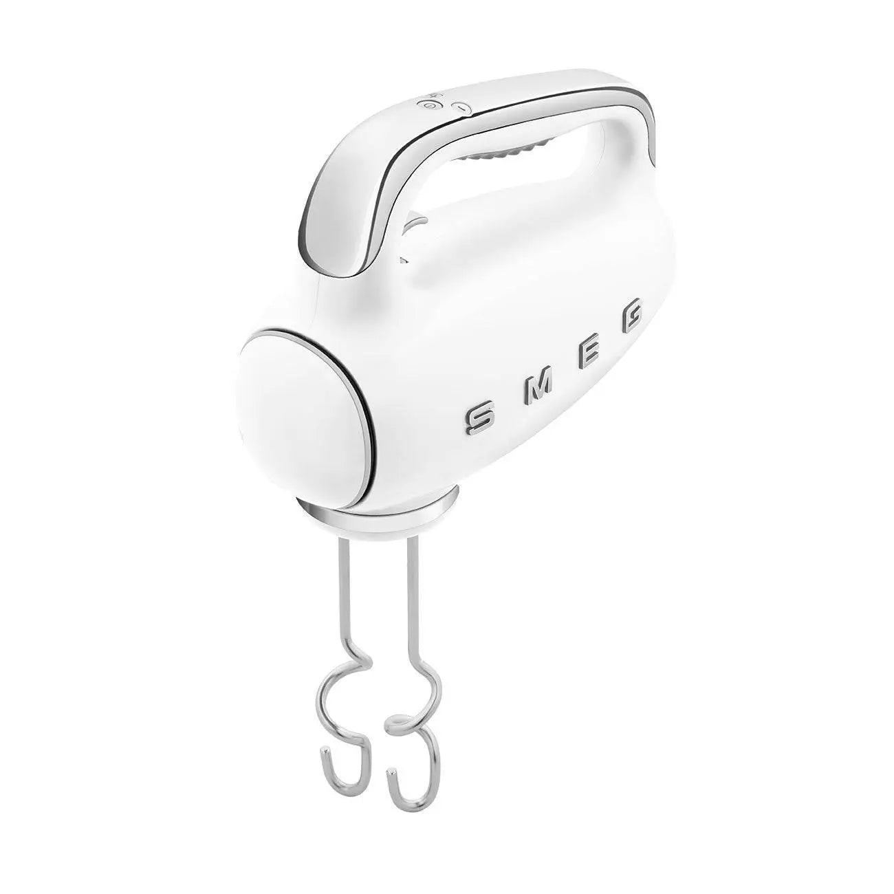 Weißer Handmixer mit zwei Rührbesen, von oben gesehen, weiße Oberfläche.