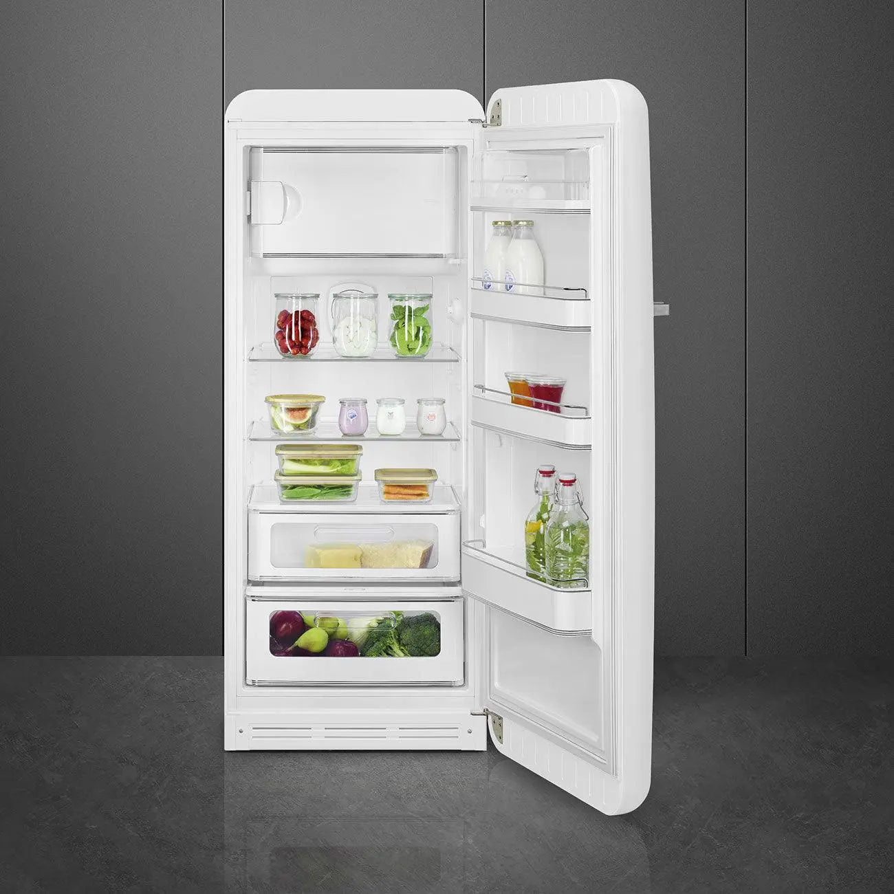 Weißer Smeg-Kühlschrank, offen. Regale mit Lebensmitteln. Moderner Küchenhintergrund.