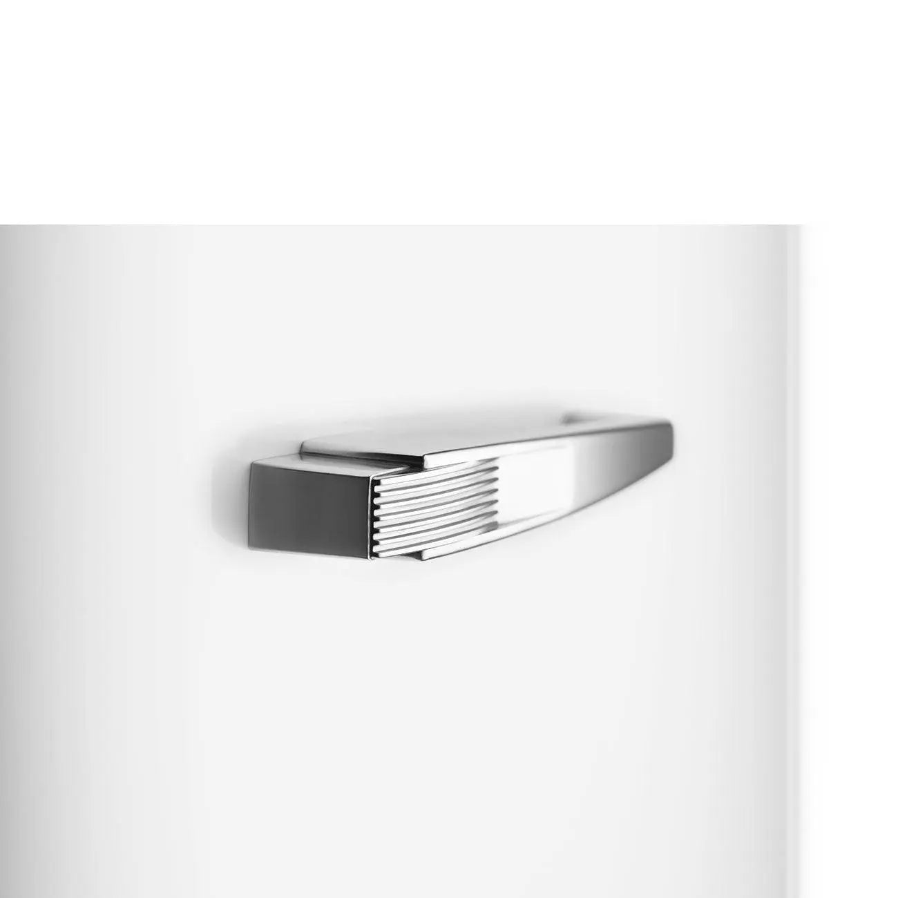 Ein metallisches, wandmontiertes Regal mit einem Design aus gestapelten, horizontalen Stäben auf weißem Hintergrund.