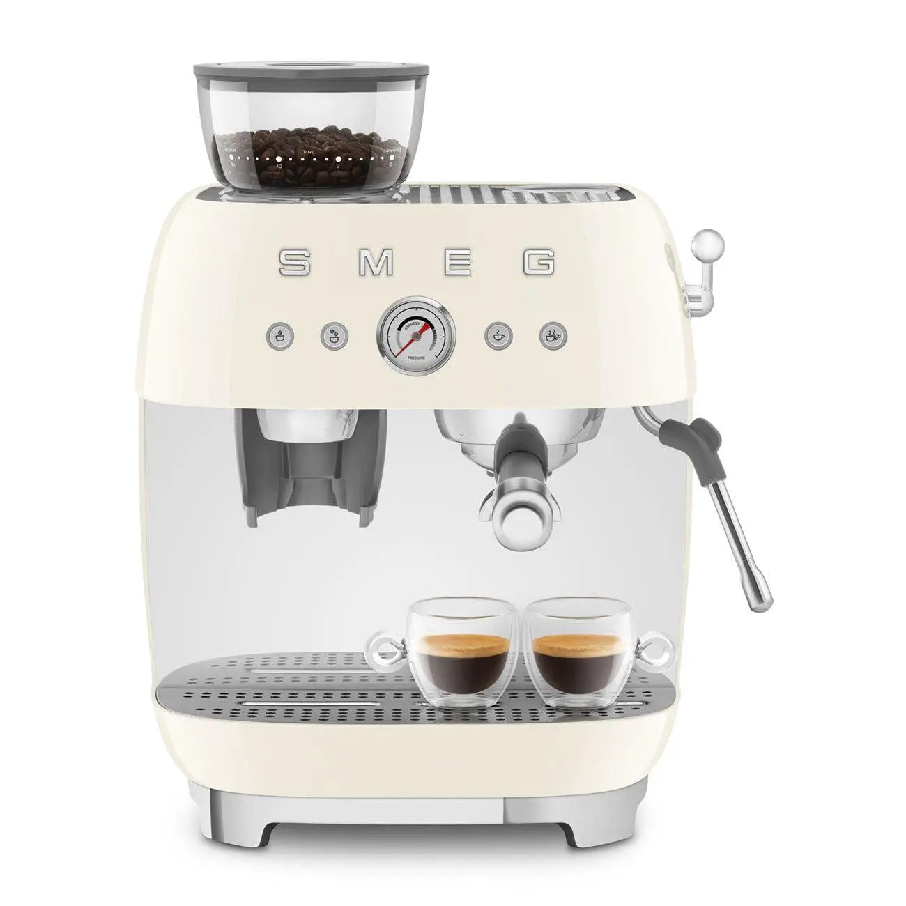 Cremefarbene Espressomaschine mit Bohnenbehälter und zwei Tassen Kaffee. Weißer Hintergrund.