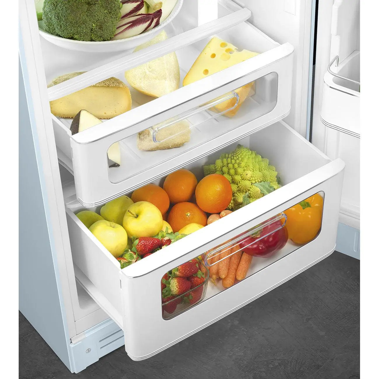 Cajones de refrigerador llenos de frutas, verduras y queso.