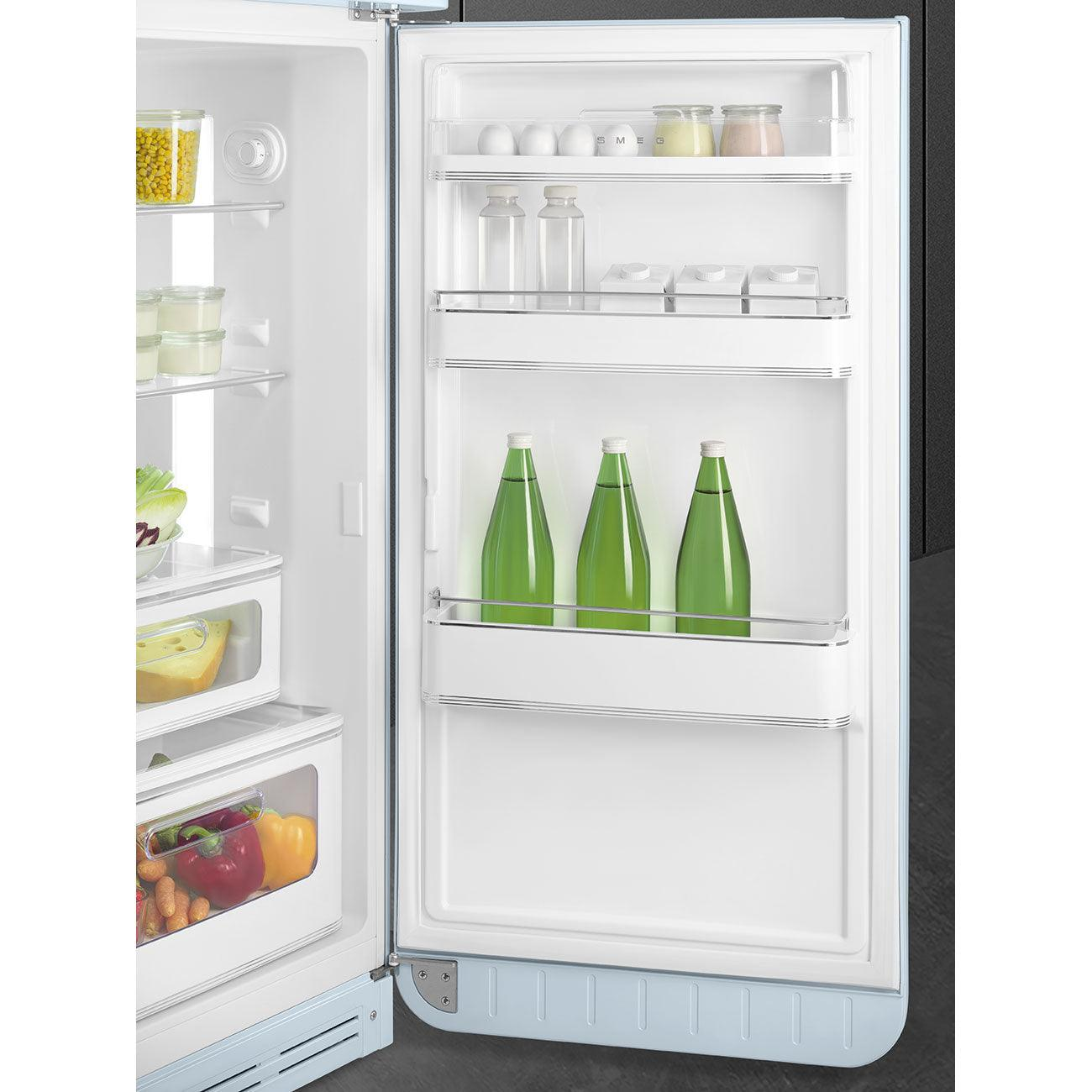 Refrigerador blanco abierto con estantes. Dentro hay botellas, frascos y recipientes de comida. La puerta es azul claro.