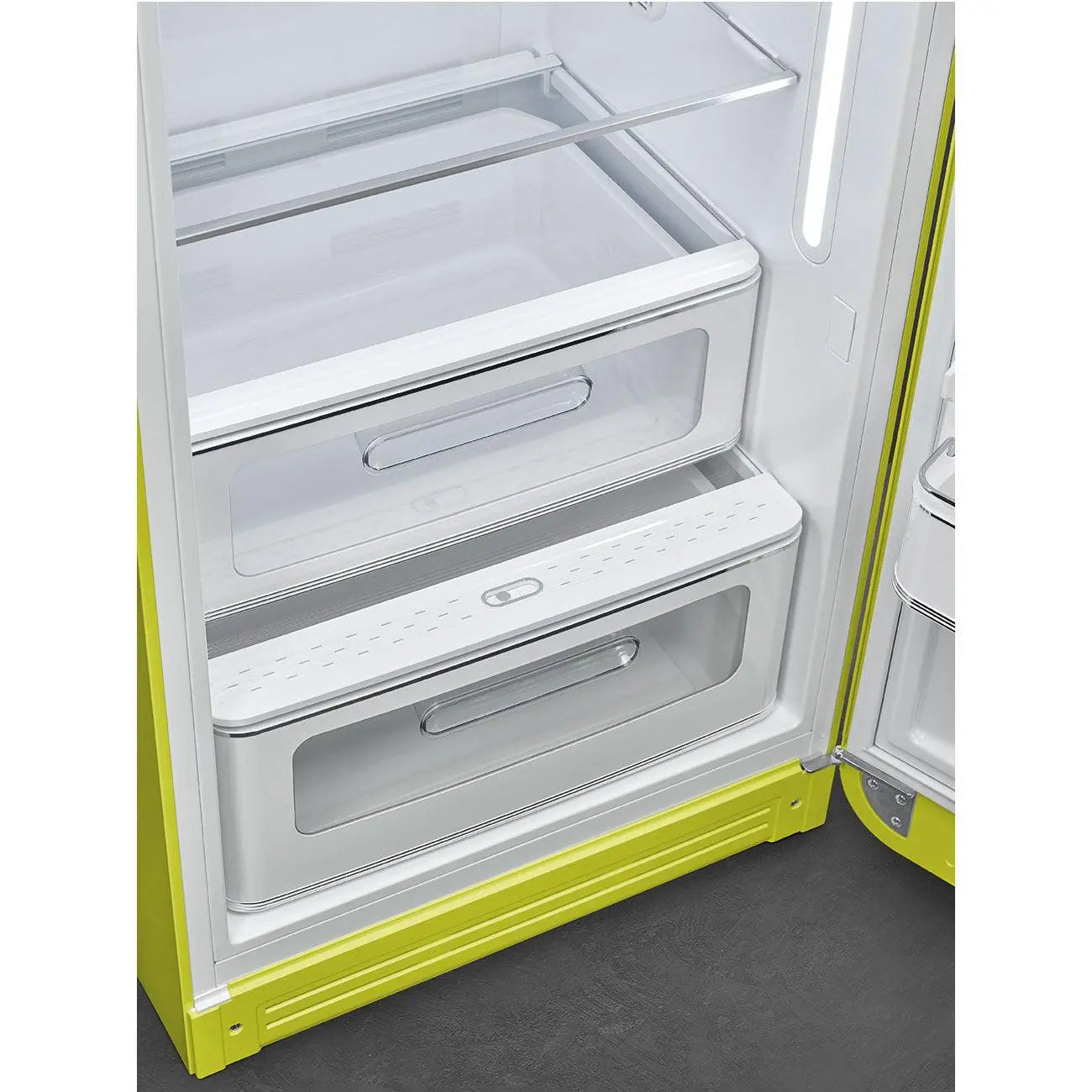 Interior de refrigerador verde lima abierto con cajones.