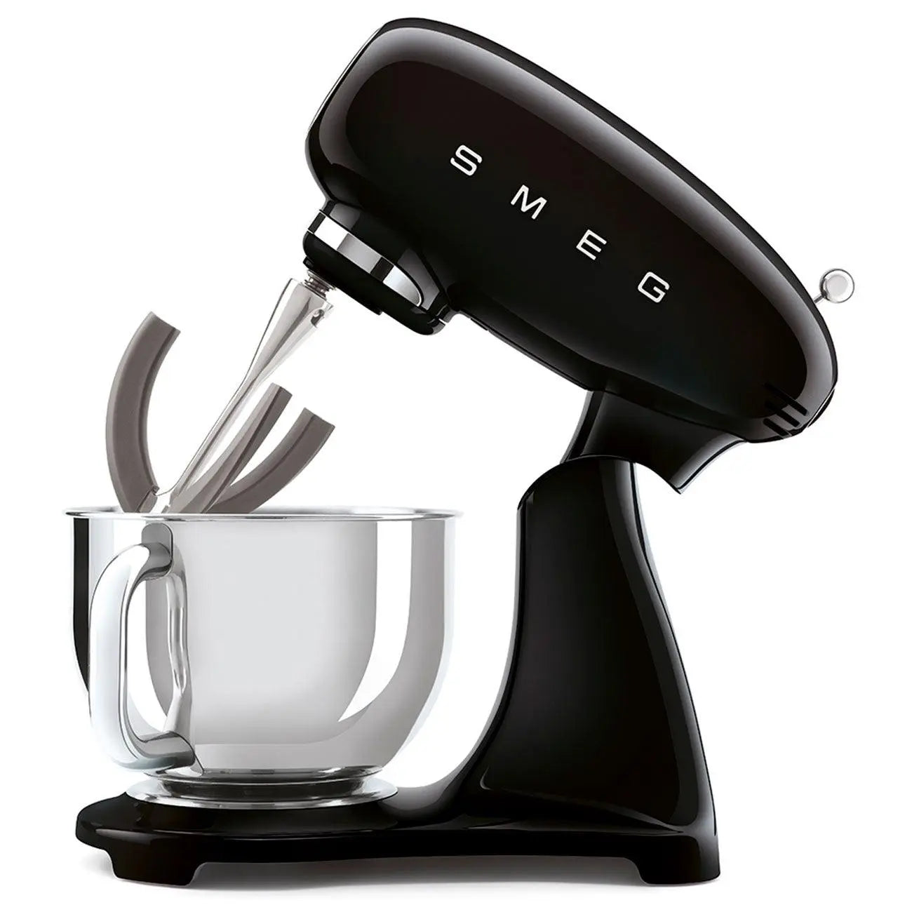 Eine schwarze SMEG Küchenmaschine mit einer Edelstahlschüssel und zwei Rührbesen.