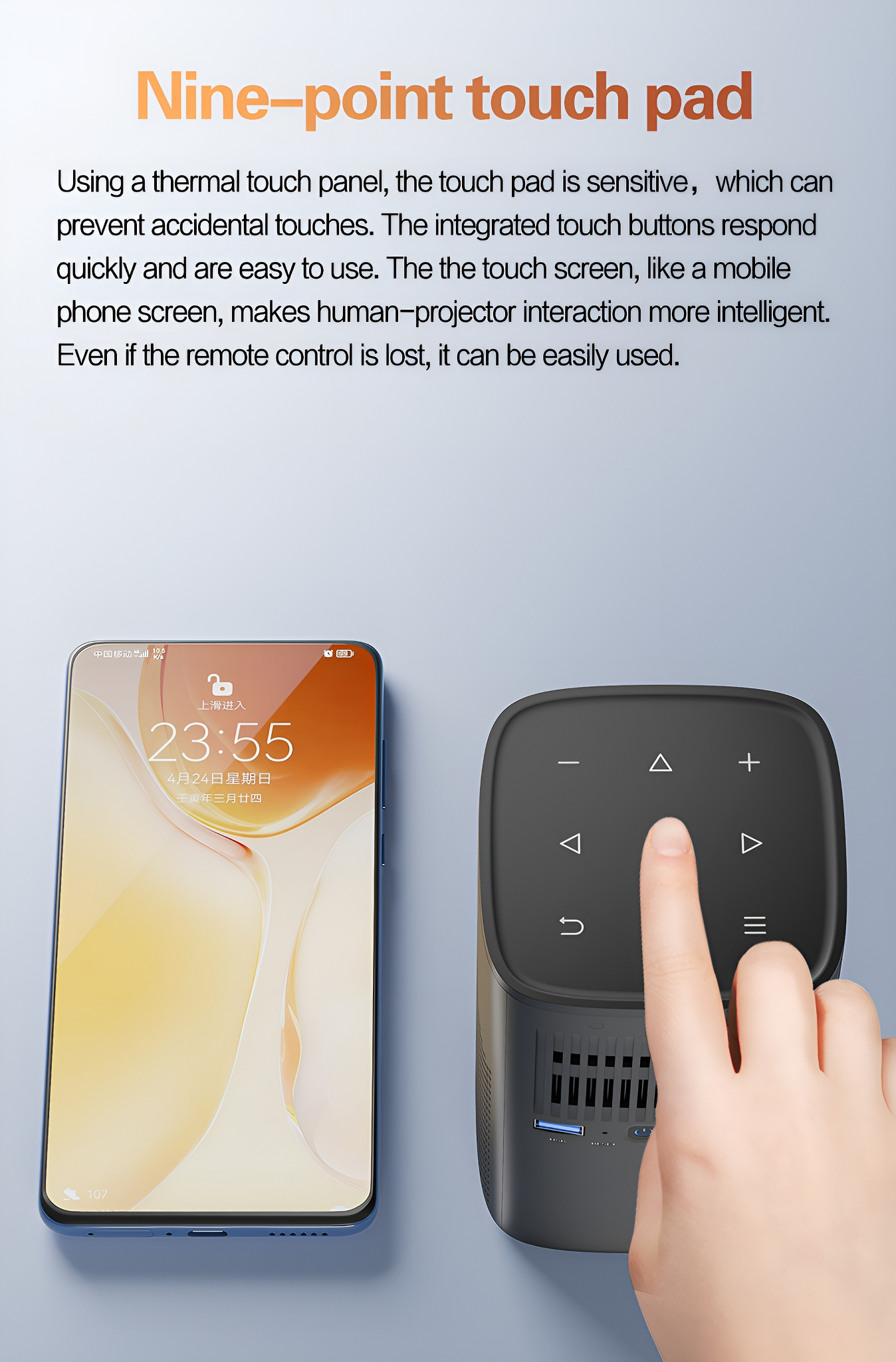 Ein schwarzer Projektor mit einem Telefon daneben. Eine Hand berührt den Projektor.