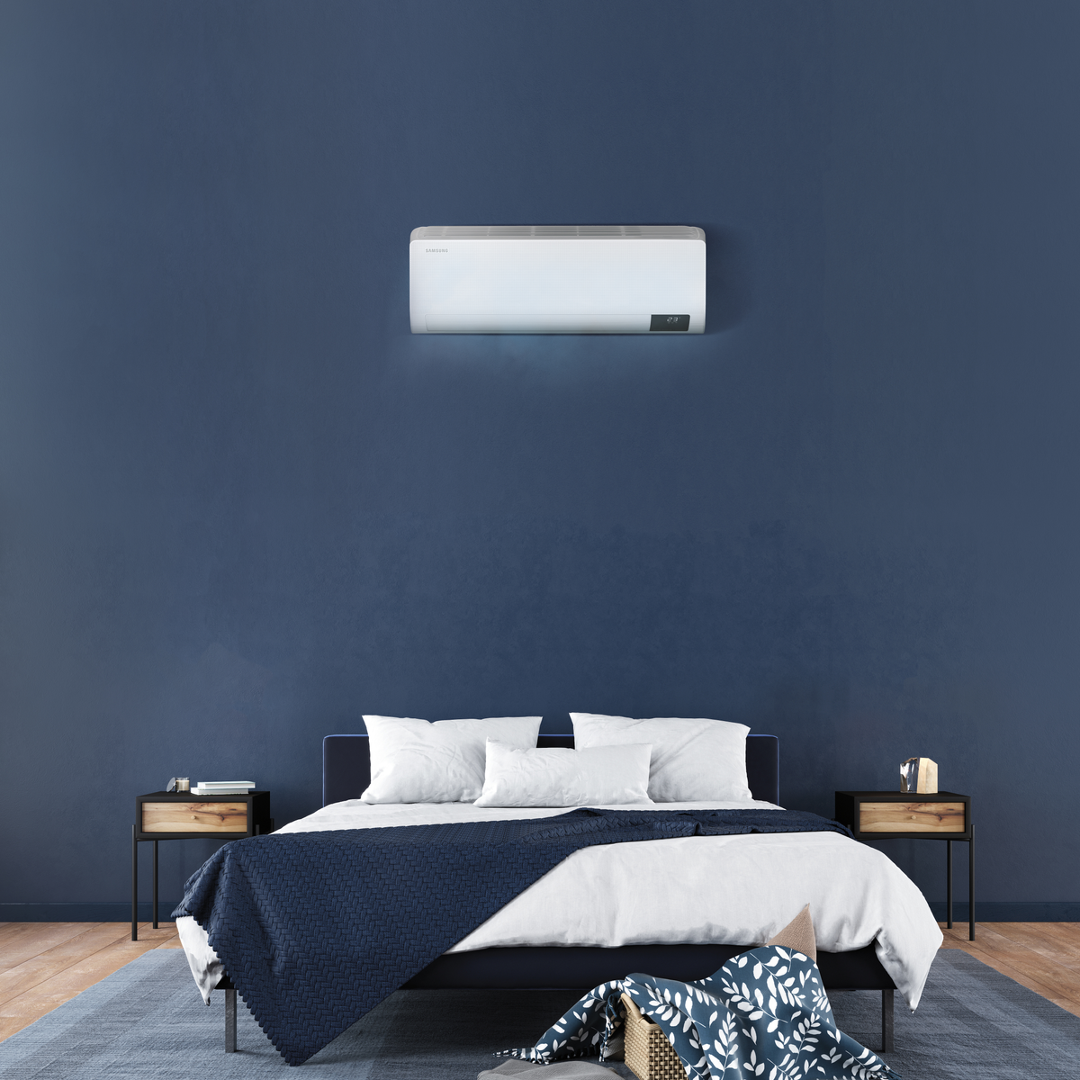 Dormitorio con aire acondicionado en pared azul, cama, mesitas y alfombra.