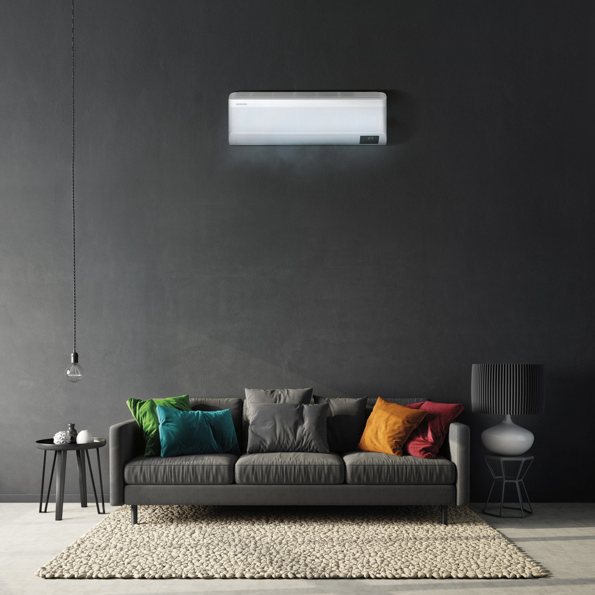 Una camera da letto con letto, cuscini, ventilatore a soffitto, tappeto e un attaccapanni con vestiti.