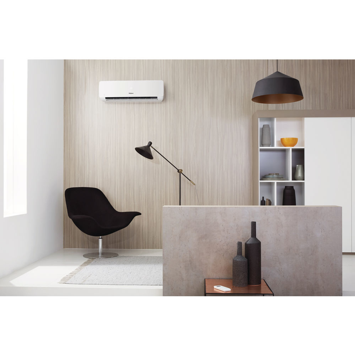 Scena d'interni con condizionatore a parete, sedia, tavolo e decorazioni.