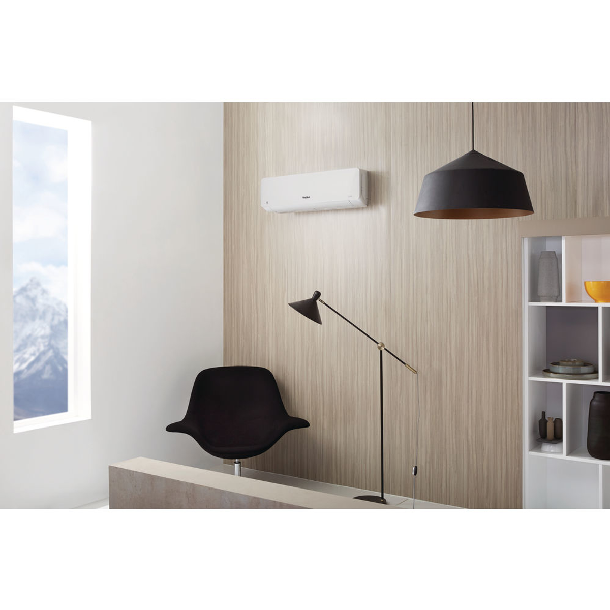 Soggiorno moderno con condizionatore, sedia nera, parete in pannelli di legno.