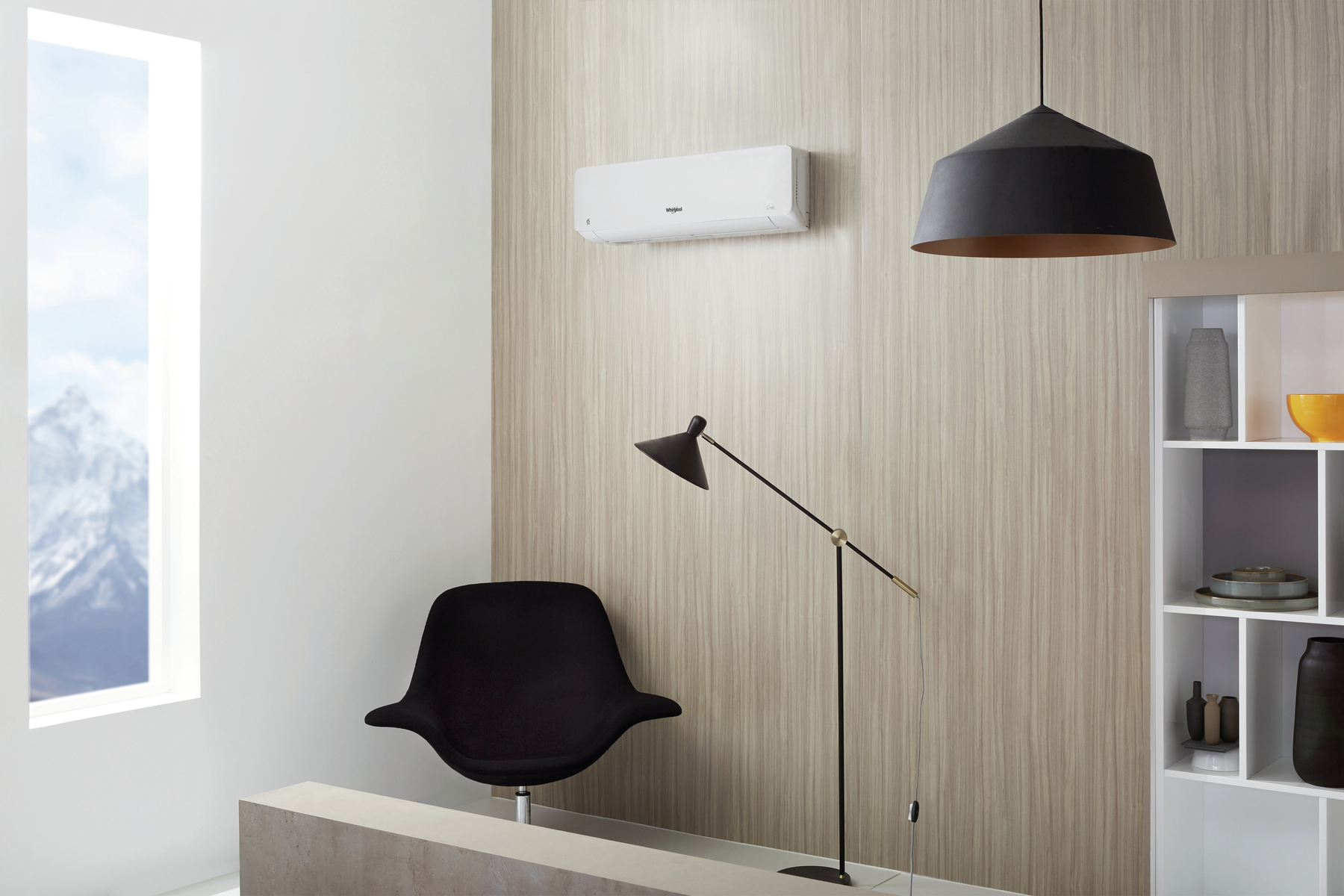 Soggiorno con condizionatore bianco su parete in legno e sedia nera.