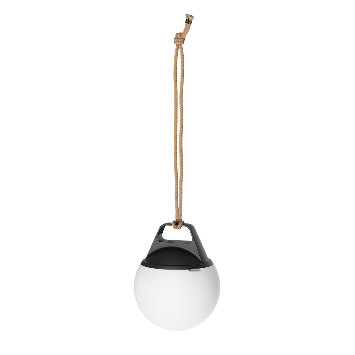 Eine weiße, kugelförmige Lampe, die an einem braunen Seil hängt. Schwarzer Deckel. Weißer Hintergrund.