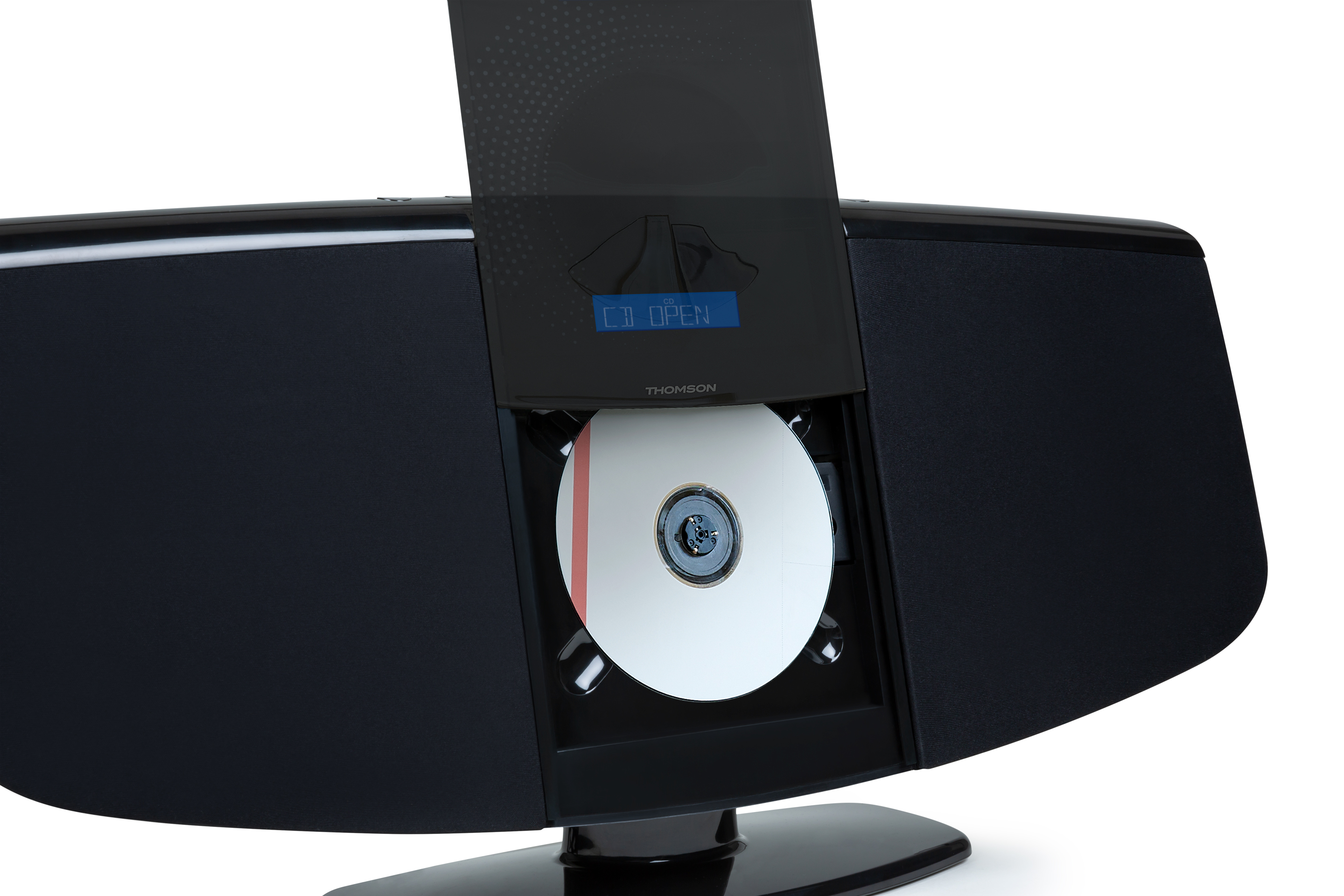Czarny zestaw stereo z płytą CD w otwartej szufladzie, na białym tle.
