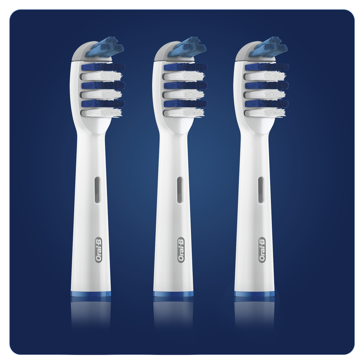 Tres cabezales de cepillo de dientes Oral-B blancos y azules dispuestos verticalmente sobre fondo azul.