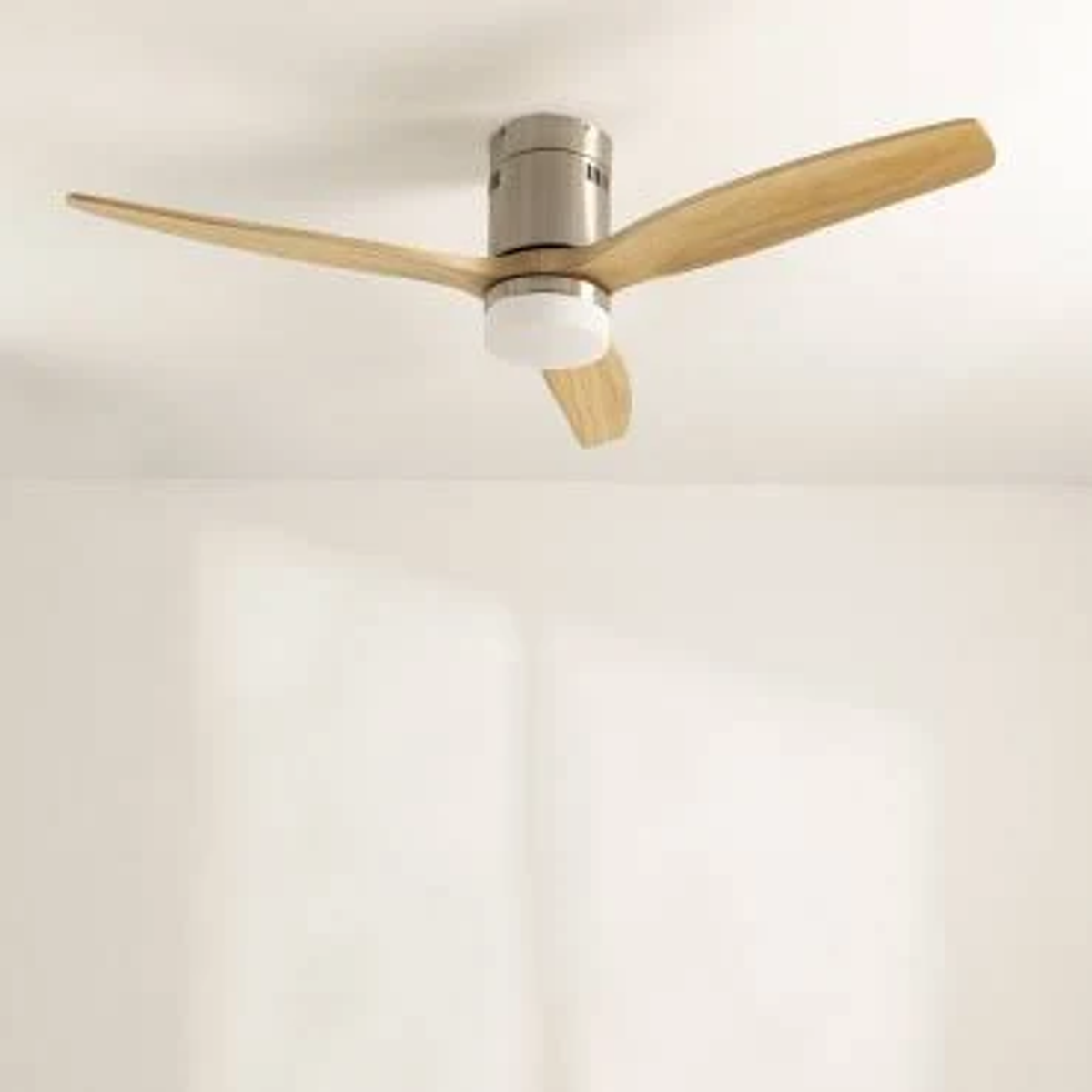 Ventilador de techo con tres aspas de madera y una lámpara blanca.