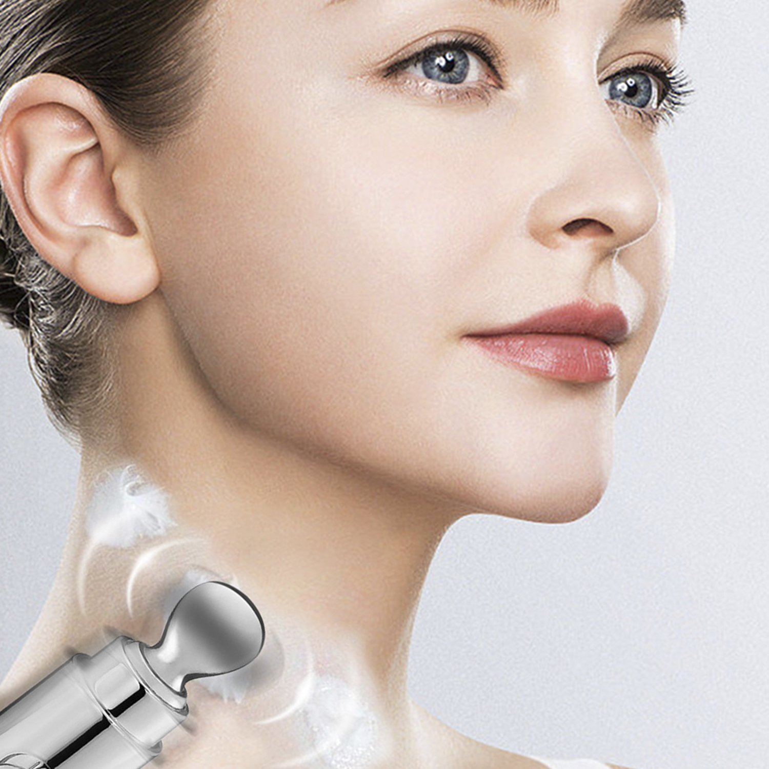 Viso di donna con un dispositivo argentato per rassodare la pelle sul collo. Effetto vapore leggero presente.