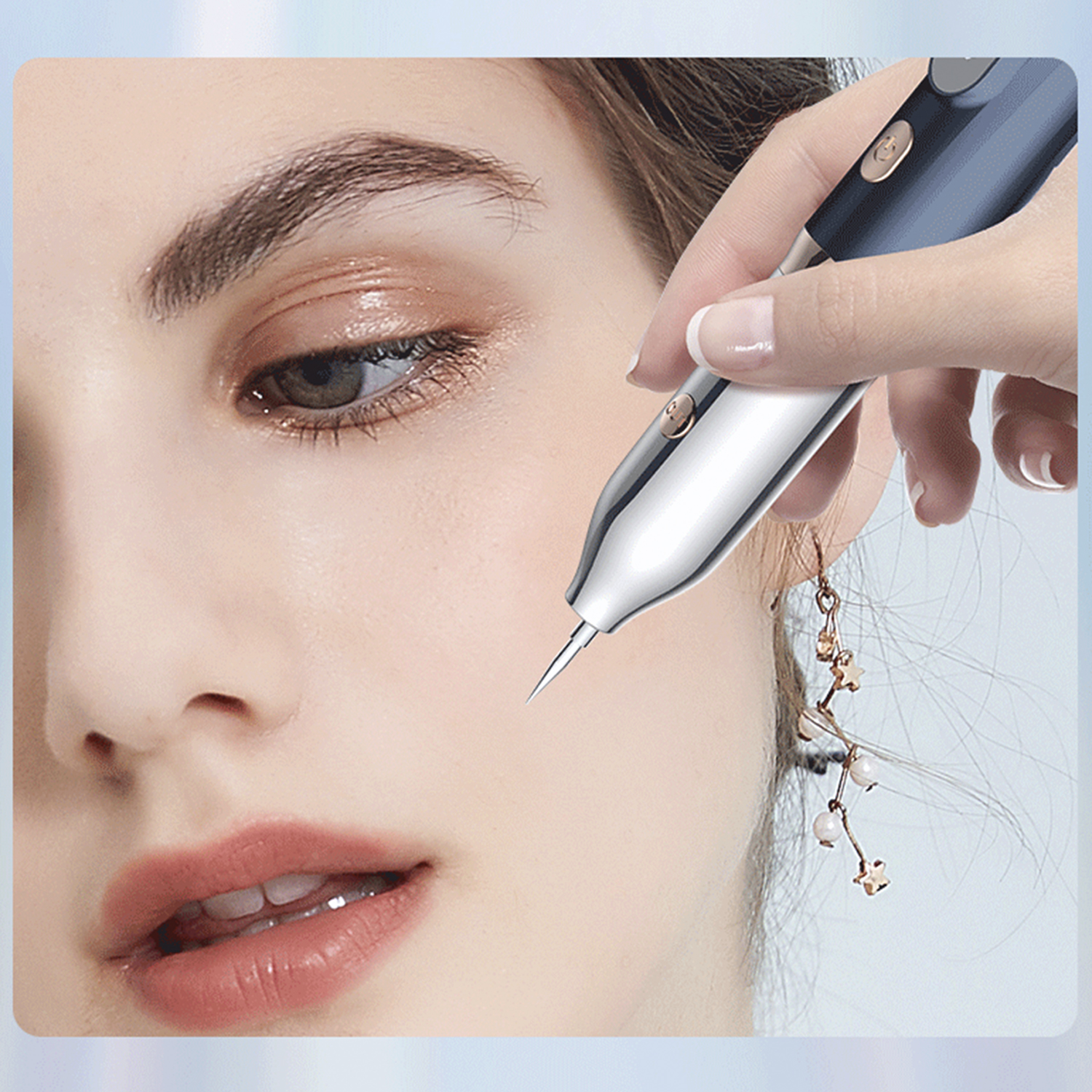Gesicht einer Frau mit einem Hautanhängerentferner. Der Stift ist silber und blau.