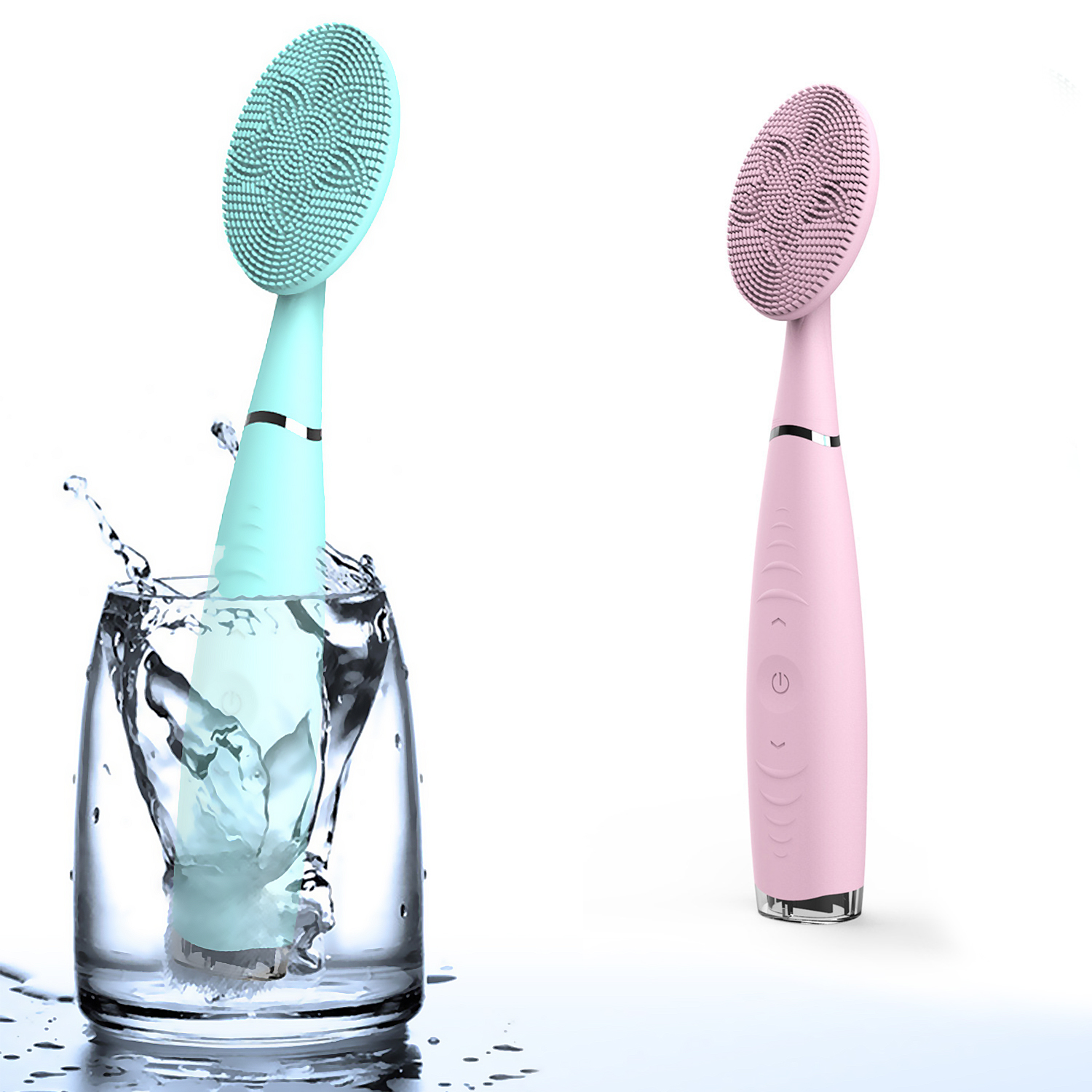 Zwei Gesichtsreinigungsbürsten, eine blaue in Wasser, eine rosa auf weißem Grund.