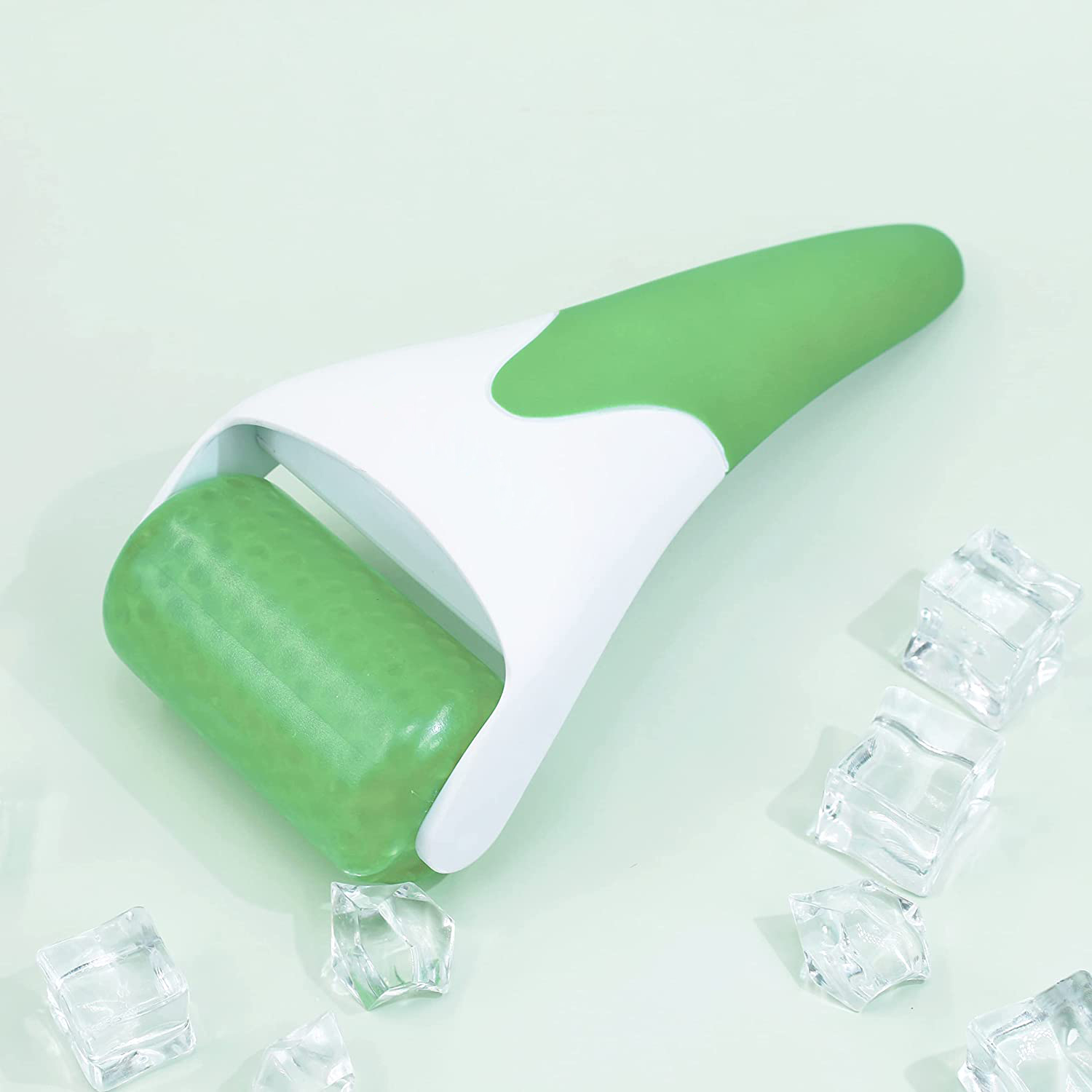 Ein grüner Eisroller auf weiß-grünem Hintergrund mit Eiswürfeln.