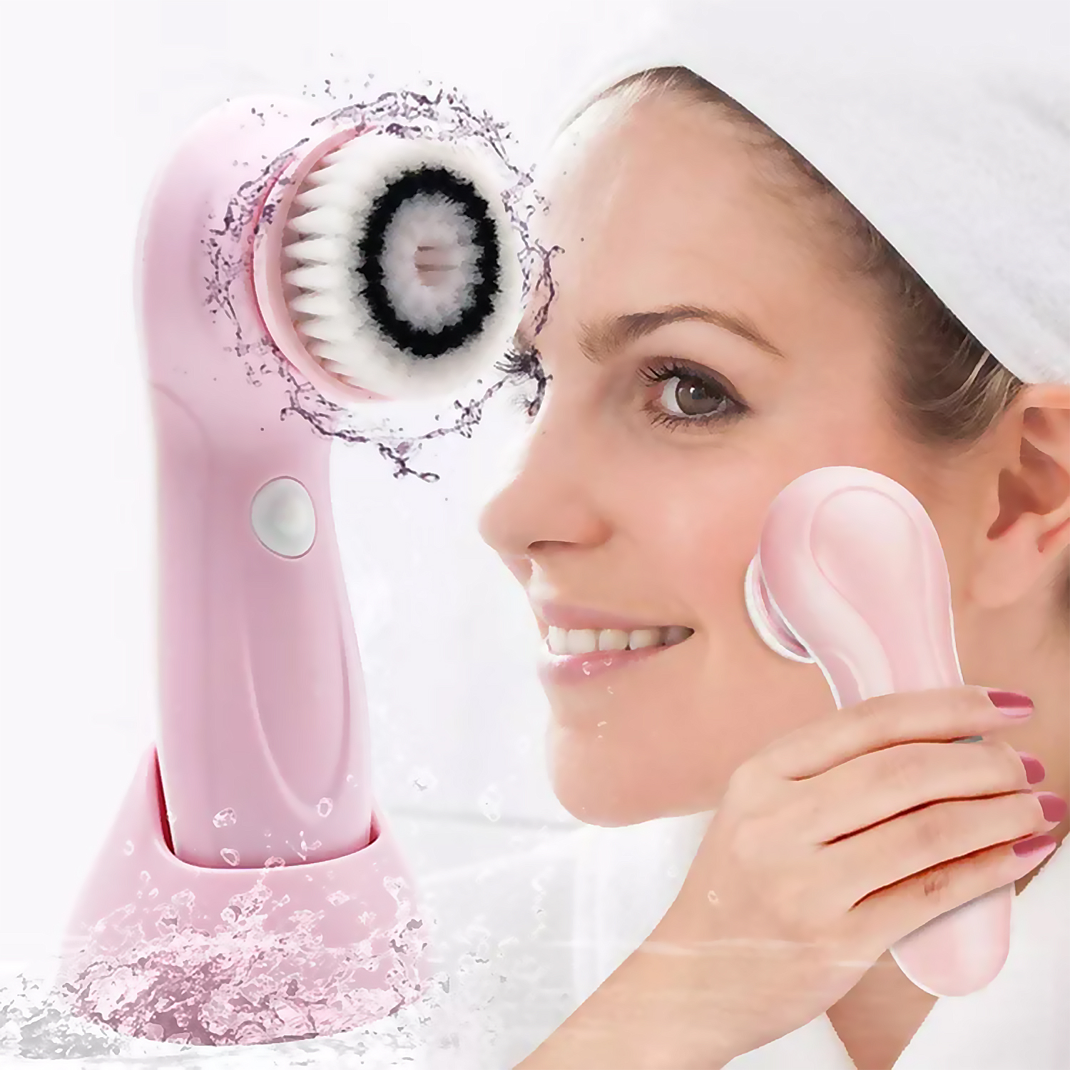 Frau benutzt eine pinkfarbene Gesichtsreinigungsbürste. Wasser spritzt um die Bürste herum. Eine weitere Bürste ist auf ihrer Wange.