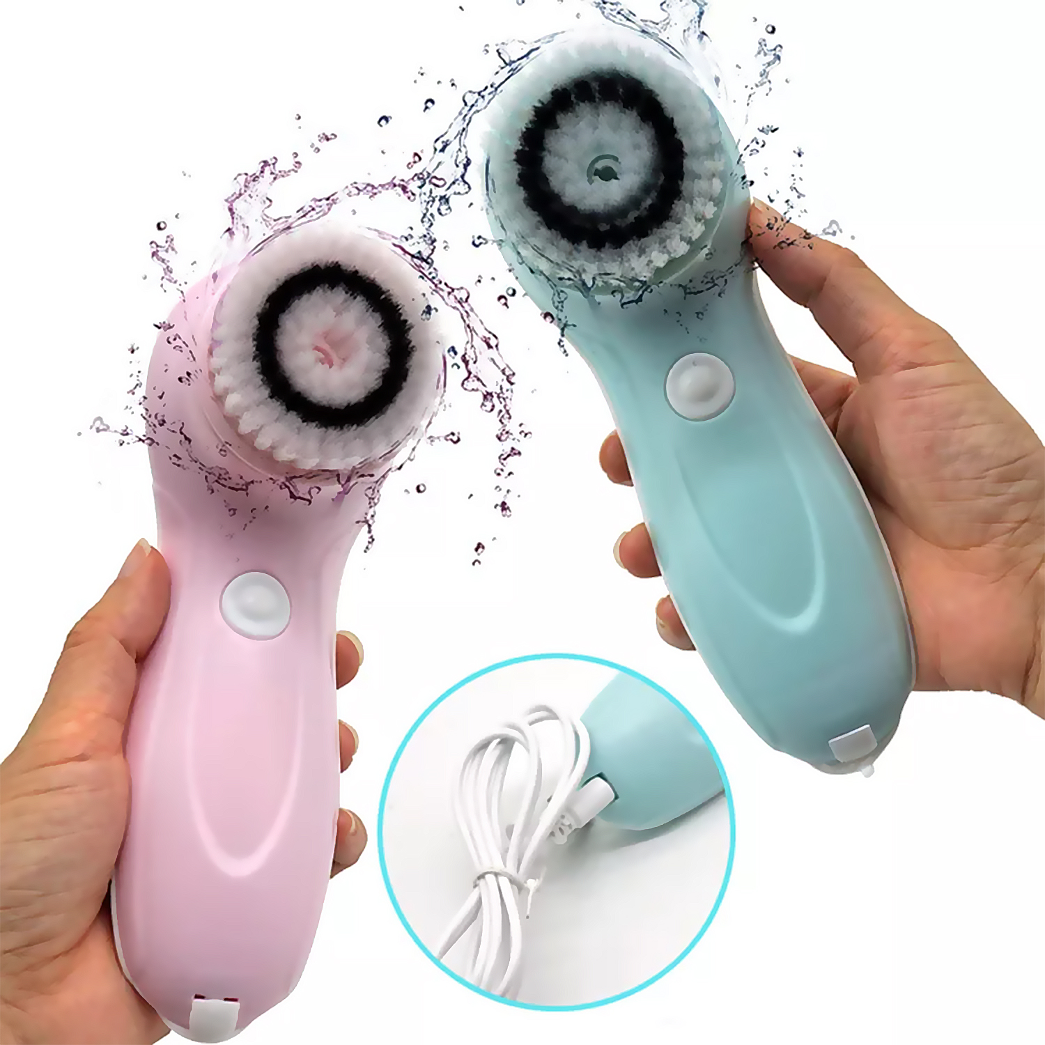 Zwei elektrische Gesichtsreinigungsbürsten. Eine pinke, eine blaue. Beide haben Wasser, das um sie herum spritzt.