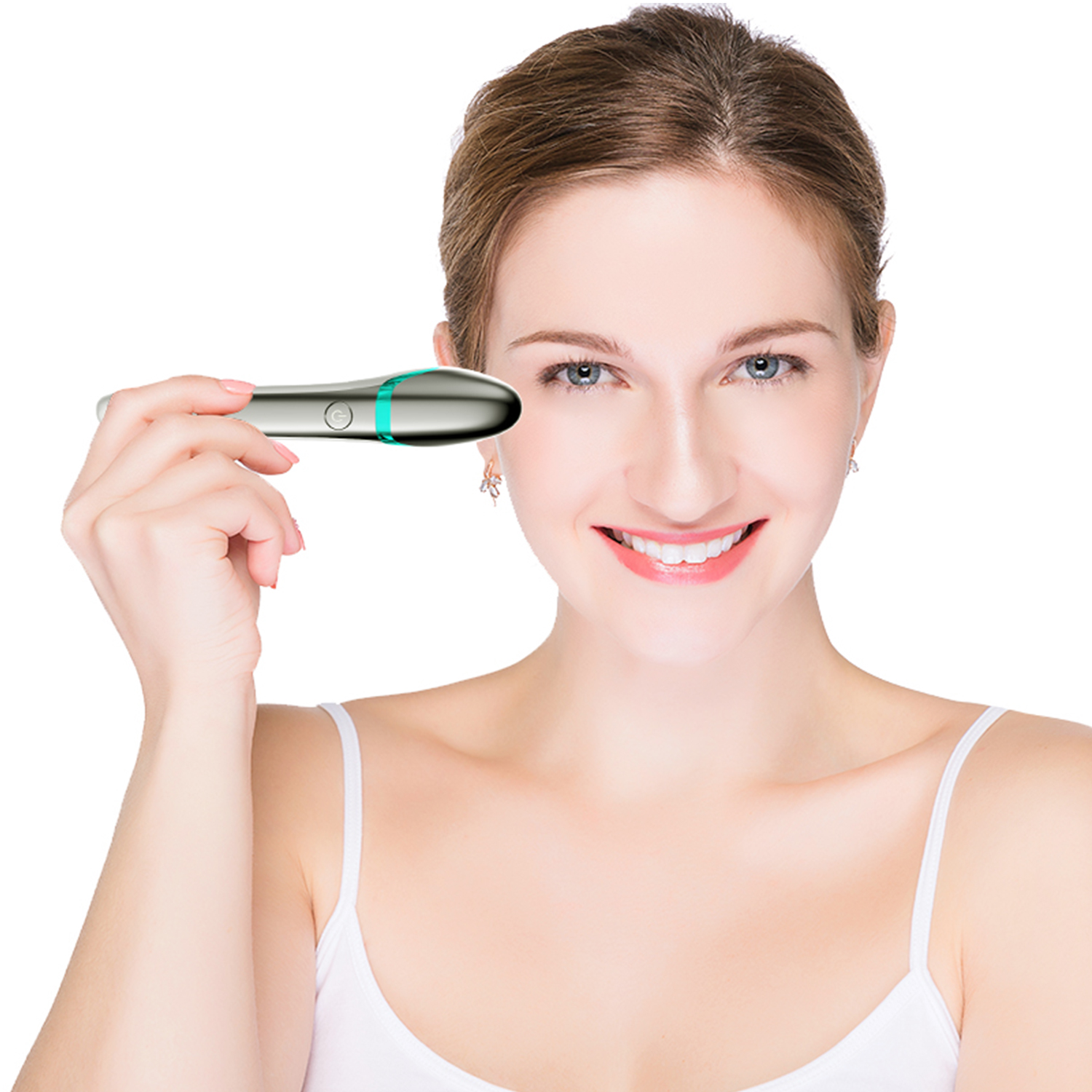 Mujer sosteniendo un dispositivo facial con expresión sonriente. Iluminación brillante, vista de cerca.