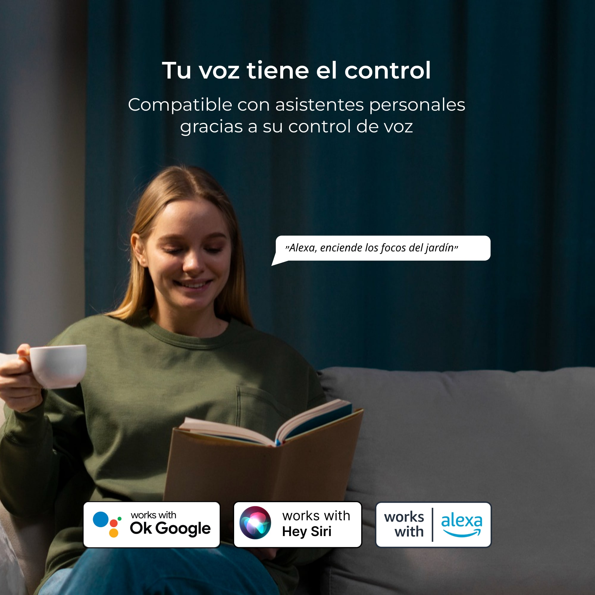 Mujer en sofá usando control de voz con asistente inteligente.