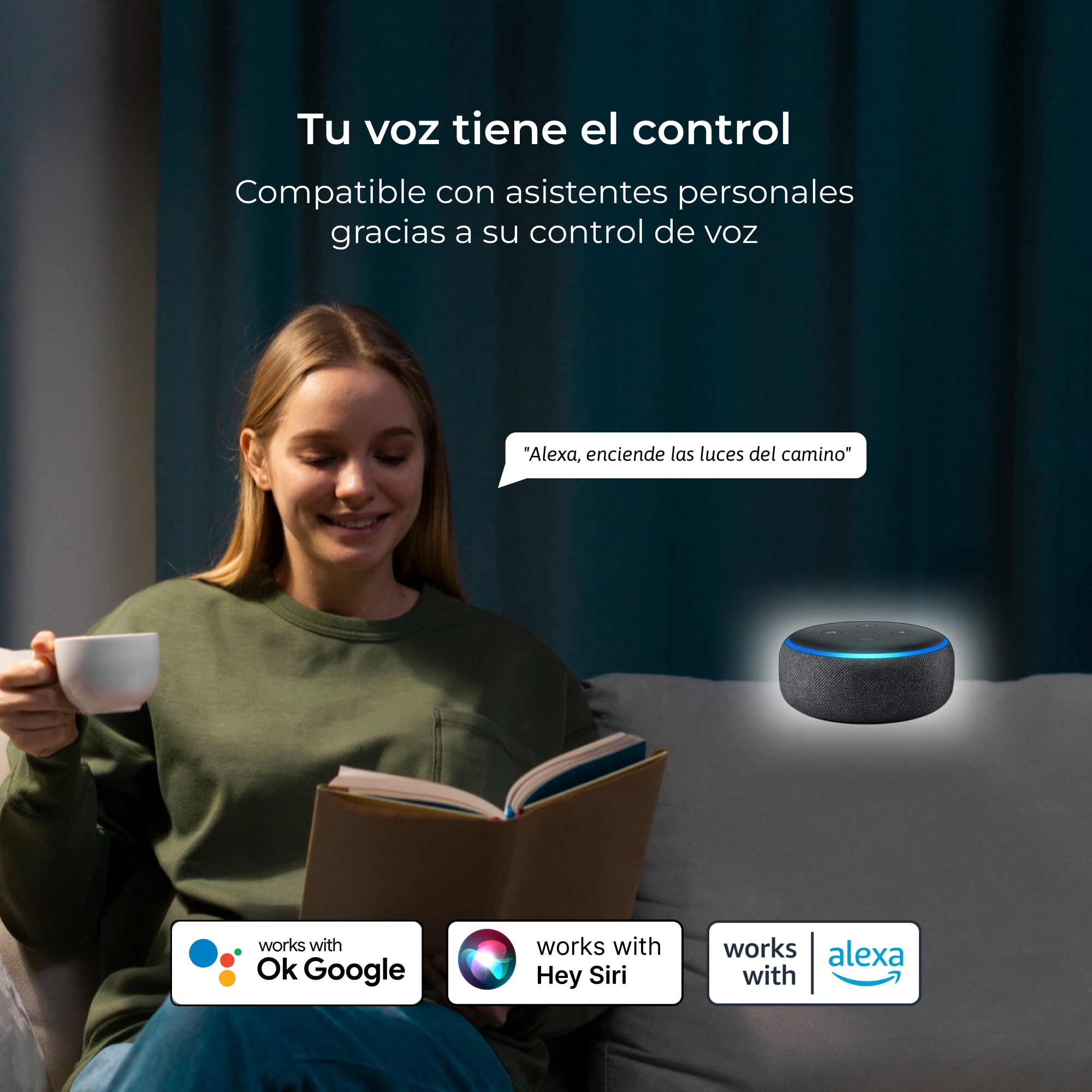 Mujer leyendo un libro con taza, altavoz inteligente en el sofá. Control por voz.
