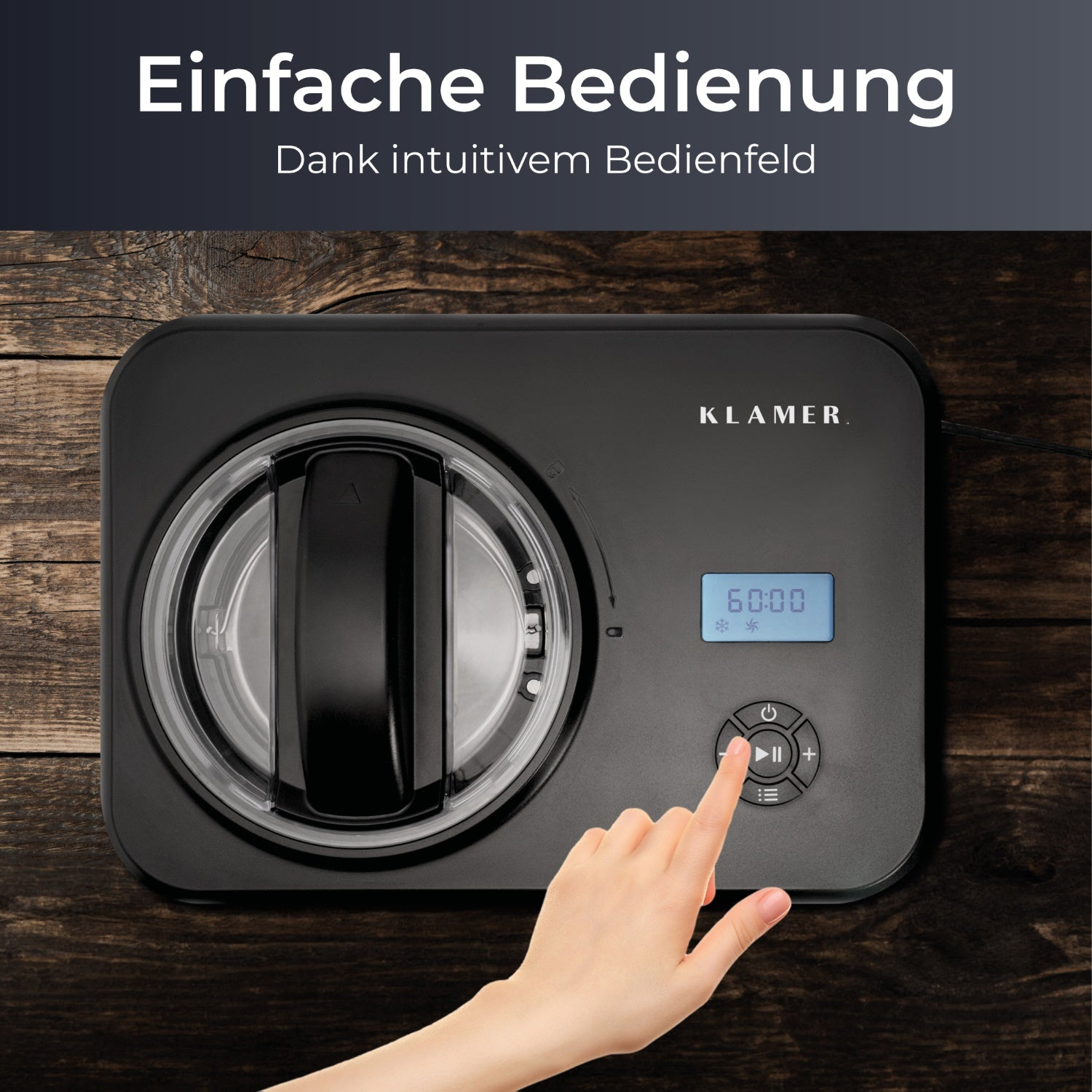 Ein schwarzer Eisbereiter, mit einer Hand, die das Bedienfeld berührt.