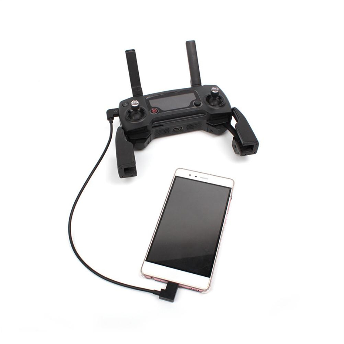 Drohnen-Controller über Kabel mit Smartphone verbunden. Weißer Hintergrund.
