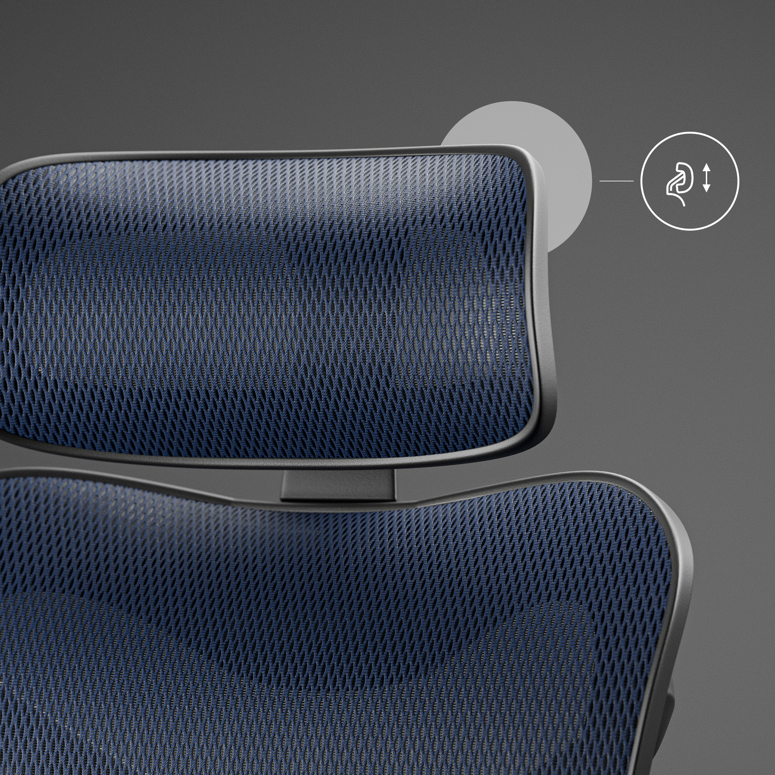 Zbliżenie zagłówka z siatki na ciemnoniebieskim krześle biurowym. Biały diagram wskazuje regulację. Szare tło.