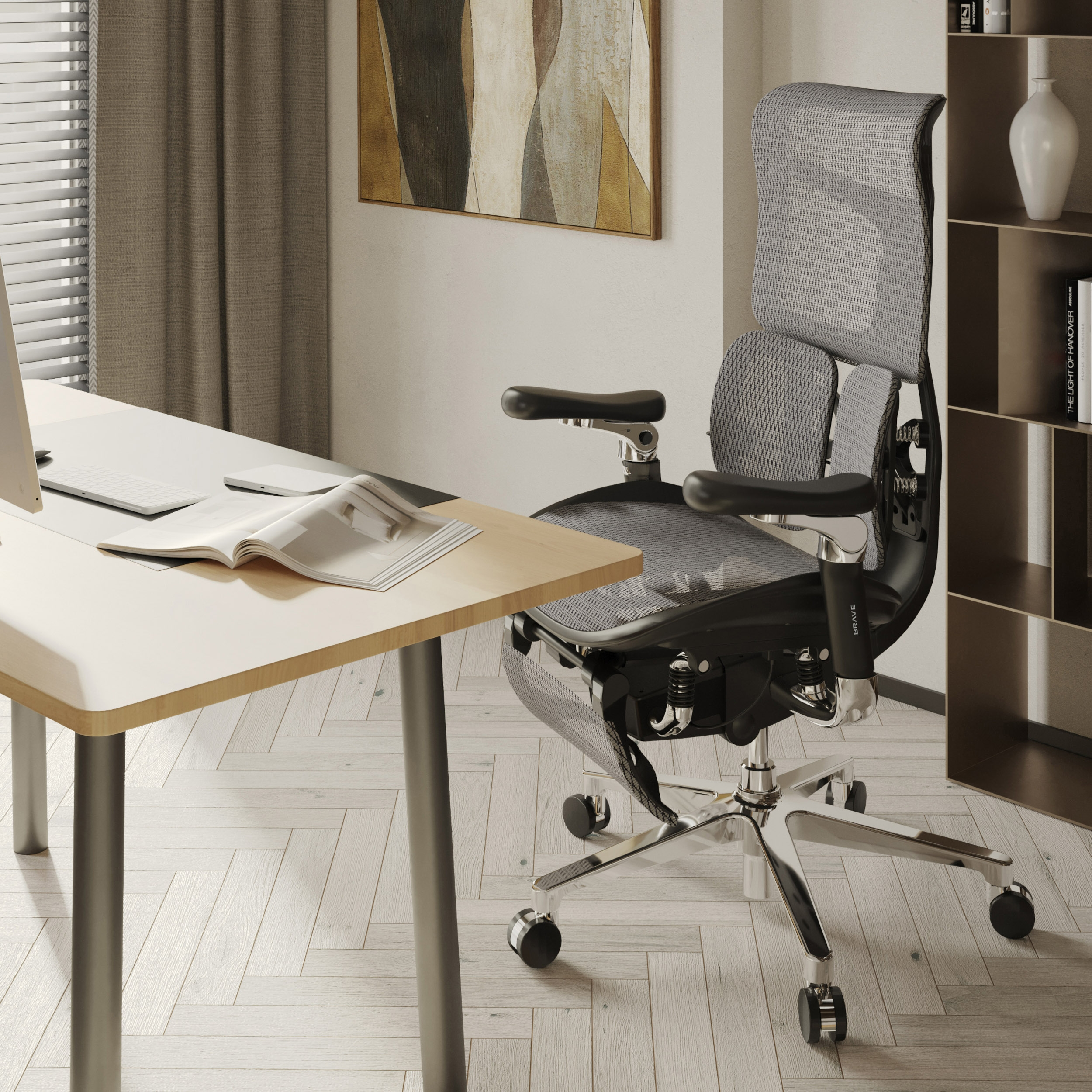 Büroszene mit einem ergonomischen Netzstuhl, Schreibtisch mit Laptop und Buch sowie einem Bücherregal mit Gegenständen.