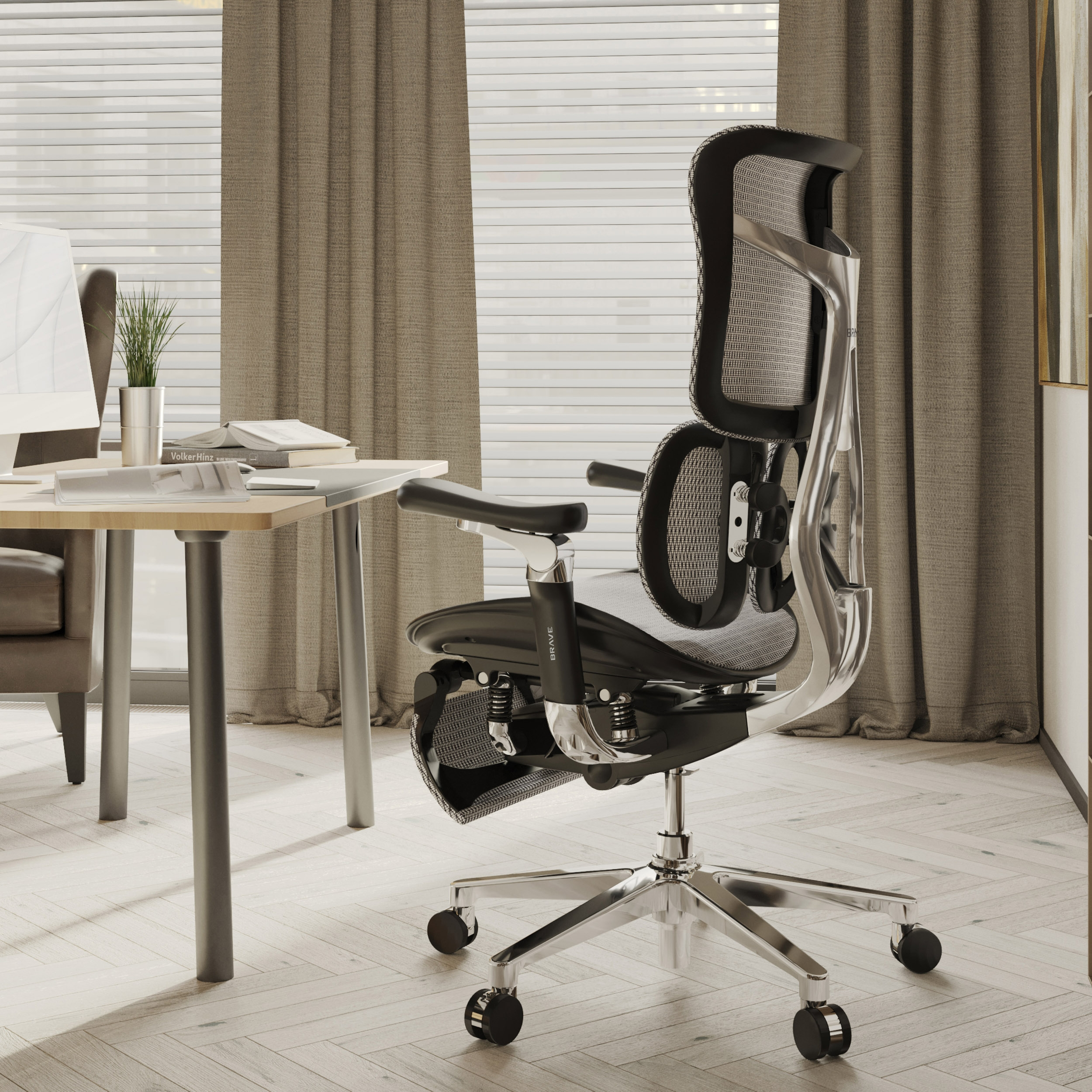 Bürostuhl mit Netzrücken in einem Raum mit Schreibtisch und Vorhängen.