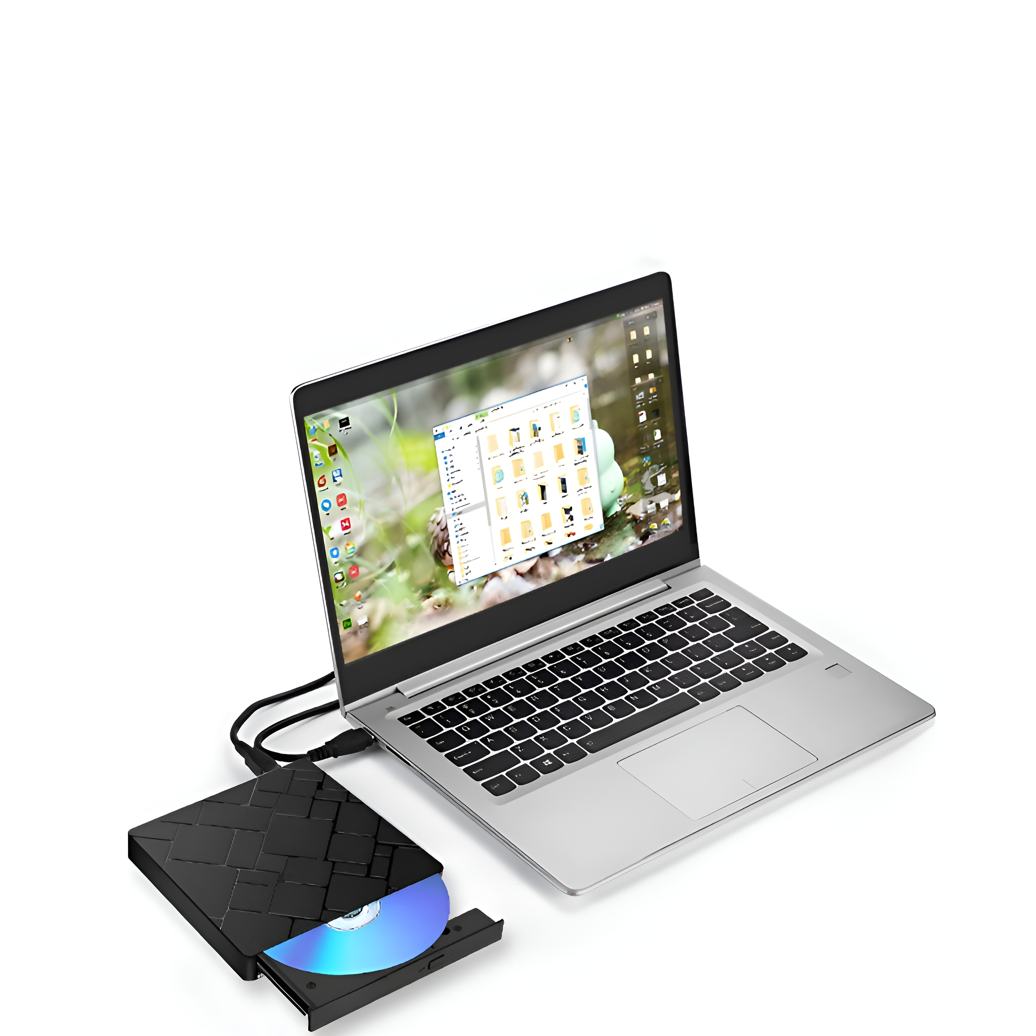 Ein Laptop mit angeschlossenem CD-Laufwerk. Eine CD befindet sich im Laufwerk. Weißer Hintergrund.