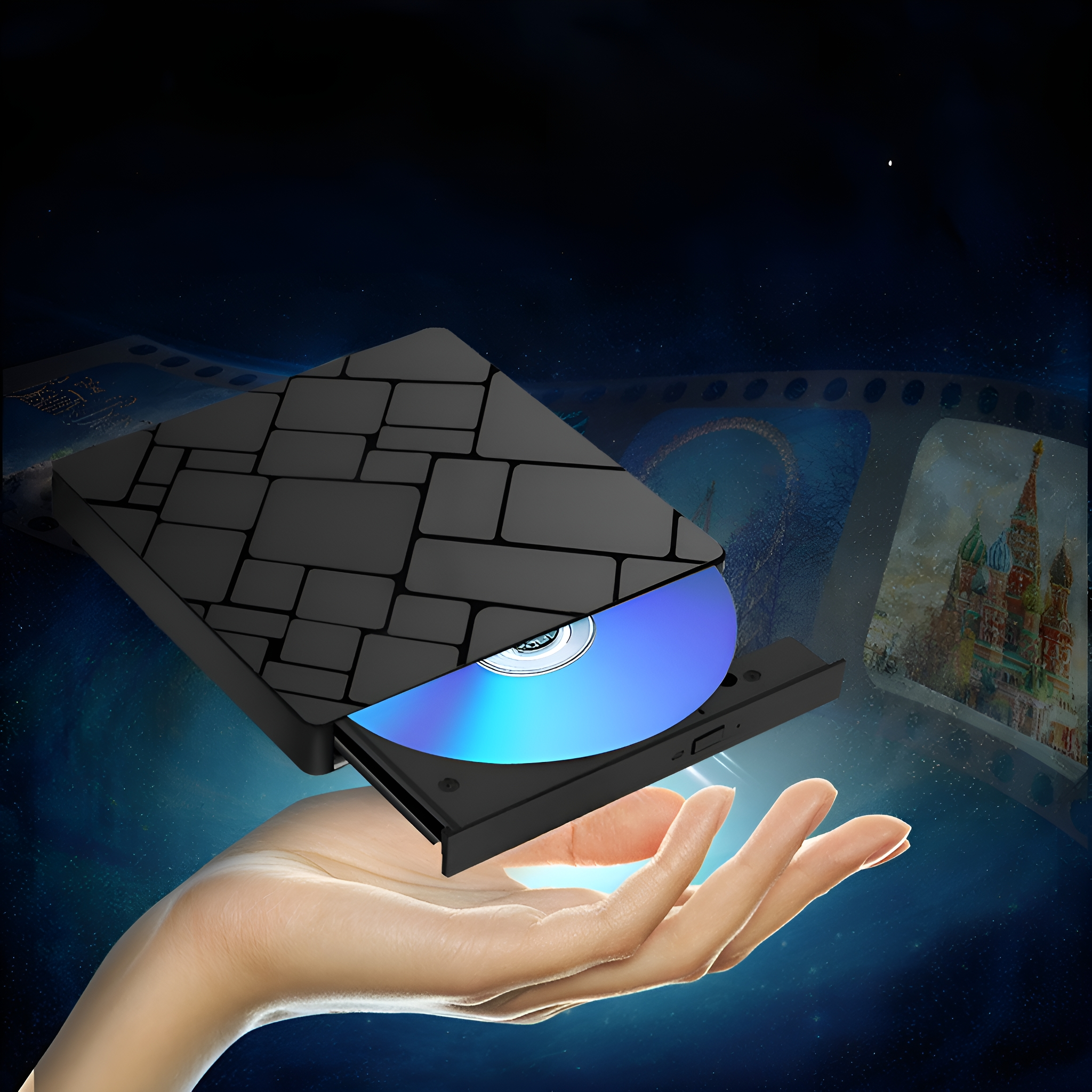 Eine Hand hält einen schwarzen DVD-Player. Eine blaue Disc ist darin. Der Hintergrund zeigt Filmstreifen.