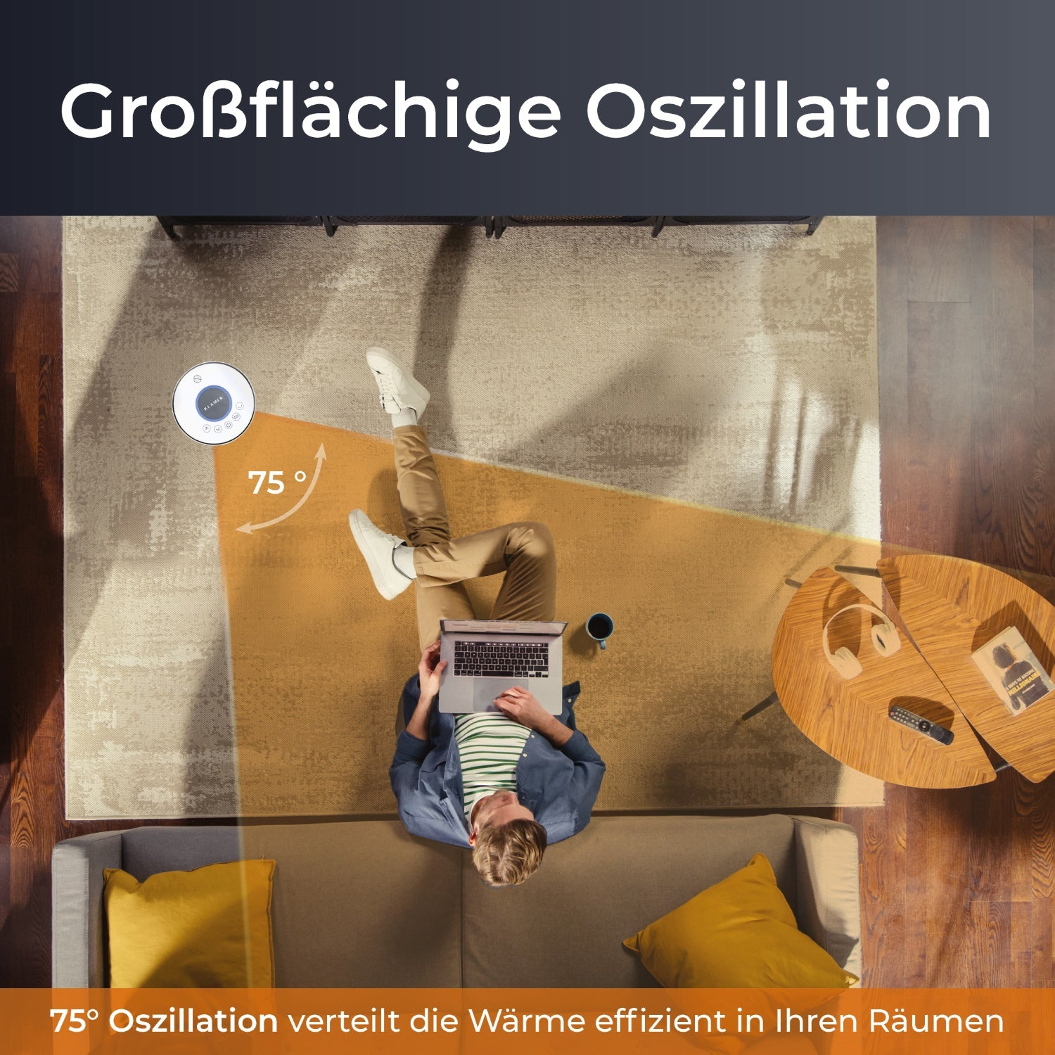 Eine Person sitzt auf einem Sofa und schaut auf einen Laptop. Ein Roboterreiniger und ein Tisch mit Gegenständen sind sichtbar.